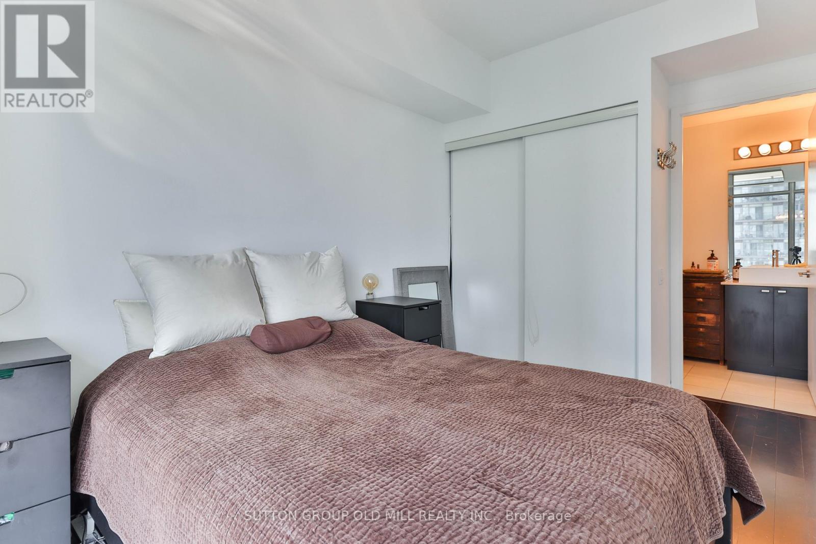 2210 - 103 The Queensway, Toronto, Ontario  M6S 5B3 - Photo 27 - W12401591