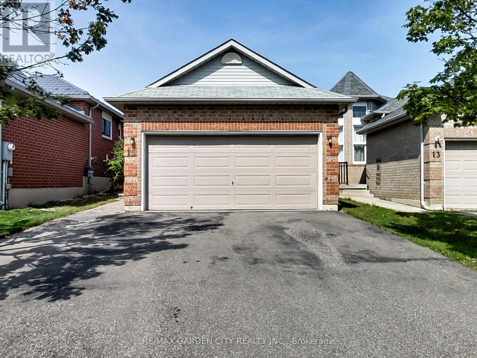 15 Carabram Court, Brampton (Brampton West), Ontario  L6M 4M2 - Photo 2 - W12401607