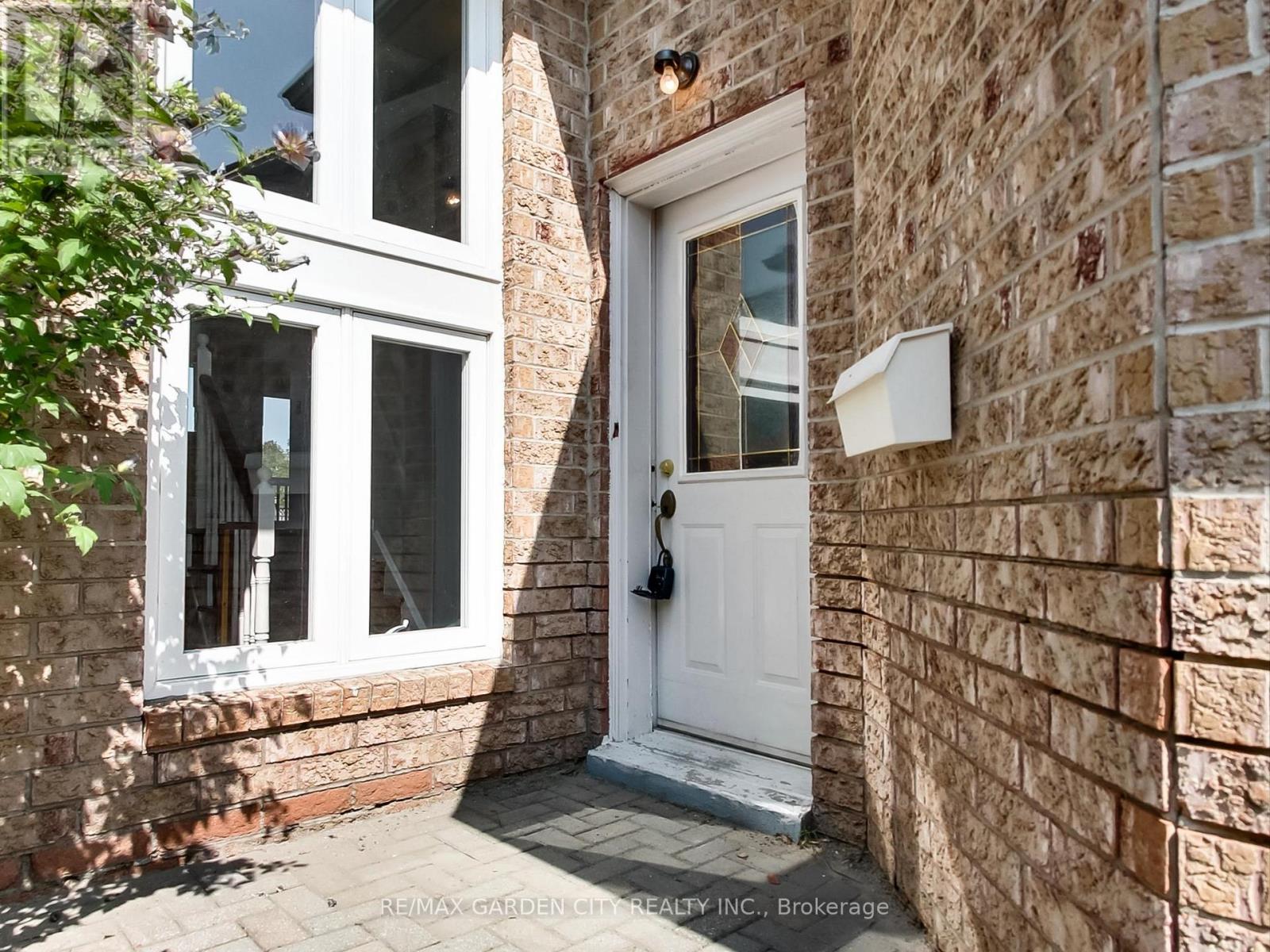 15 Carabram Court, Brampton (Brampton West), Ontario  L6M 4M2 - Photo 4 - W12401607