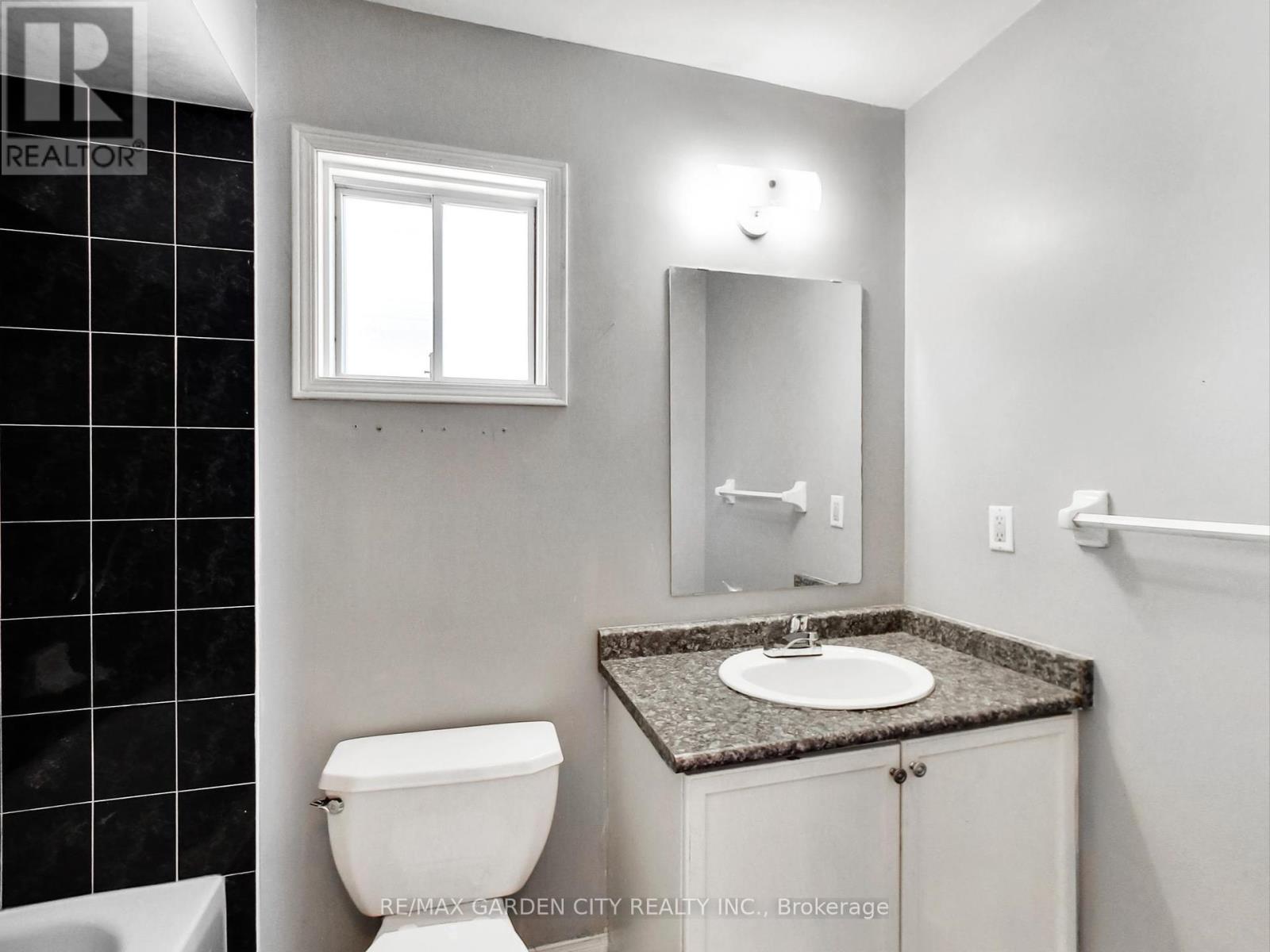 15 Carabram Court, Brampton (Brampton West), Ontario  L6M 4M2 - Photo 7 - W12401607