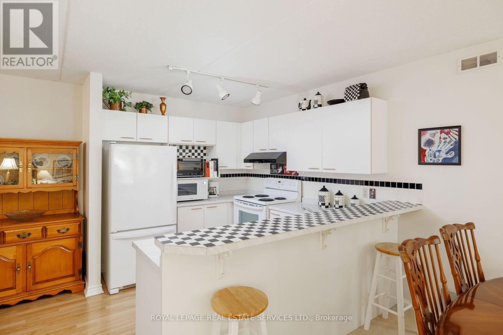 211 - 2040 Cleaver Avenue, Burlington, Ontario  L7M 4C4 - Photo 6 - W12401621
