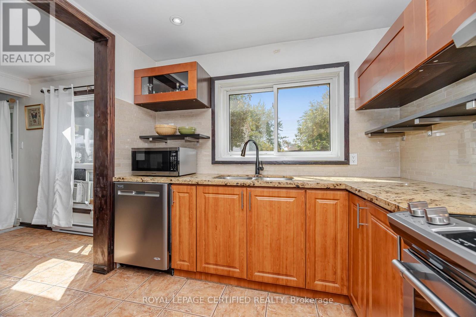 13 Hilldowntree Trail, Brampton, Ontario  L6S 1P7 - Photo 5 - W12401627