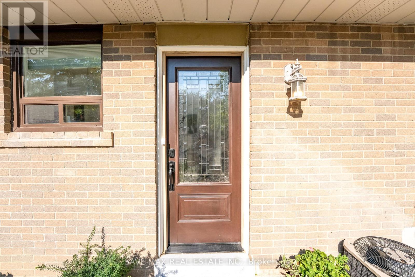 93 Archdekin Drive, Brampton, Ontario  L6V 1Y8 - Photo 3 - W12401651