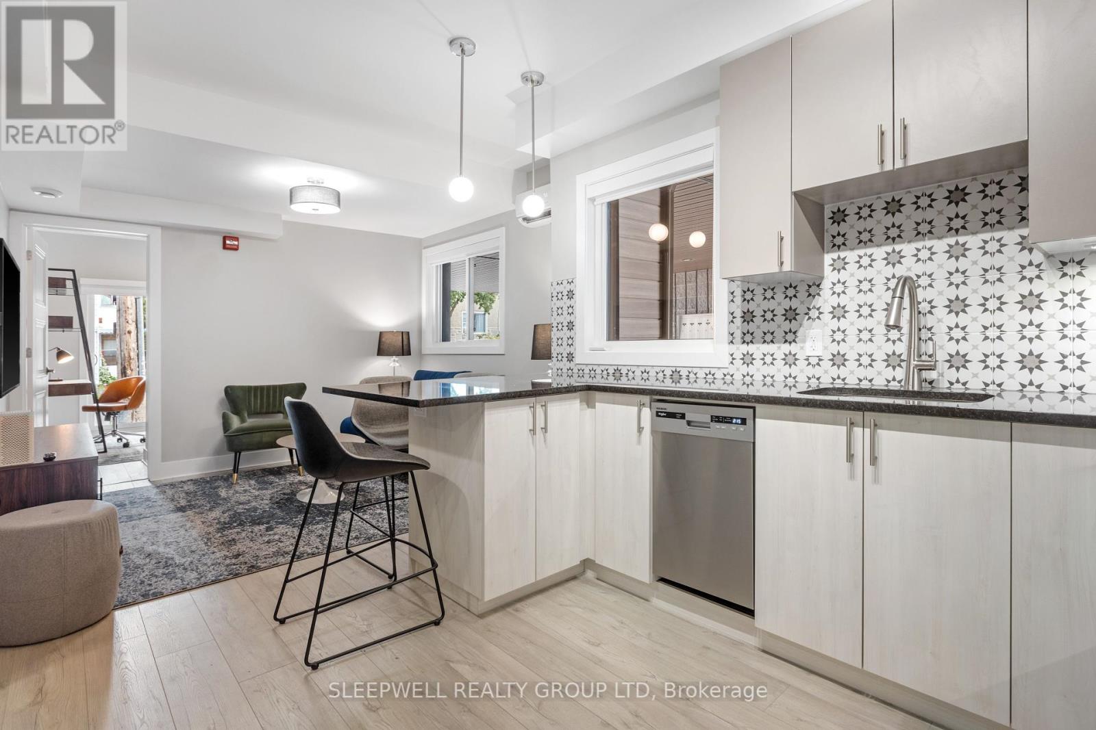 238 Carruthers Avenue, Ottawa, Ontario  K1Y 1N9 - Photo 4 - X12401668