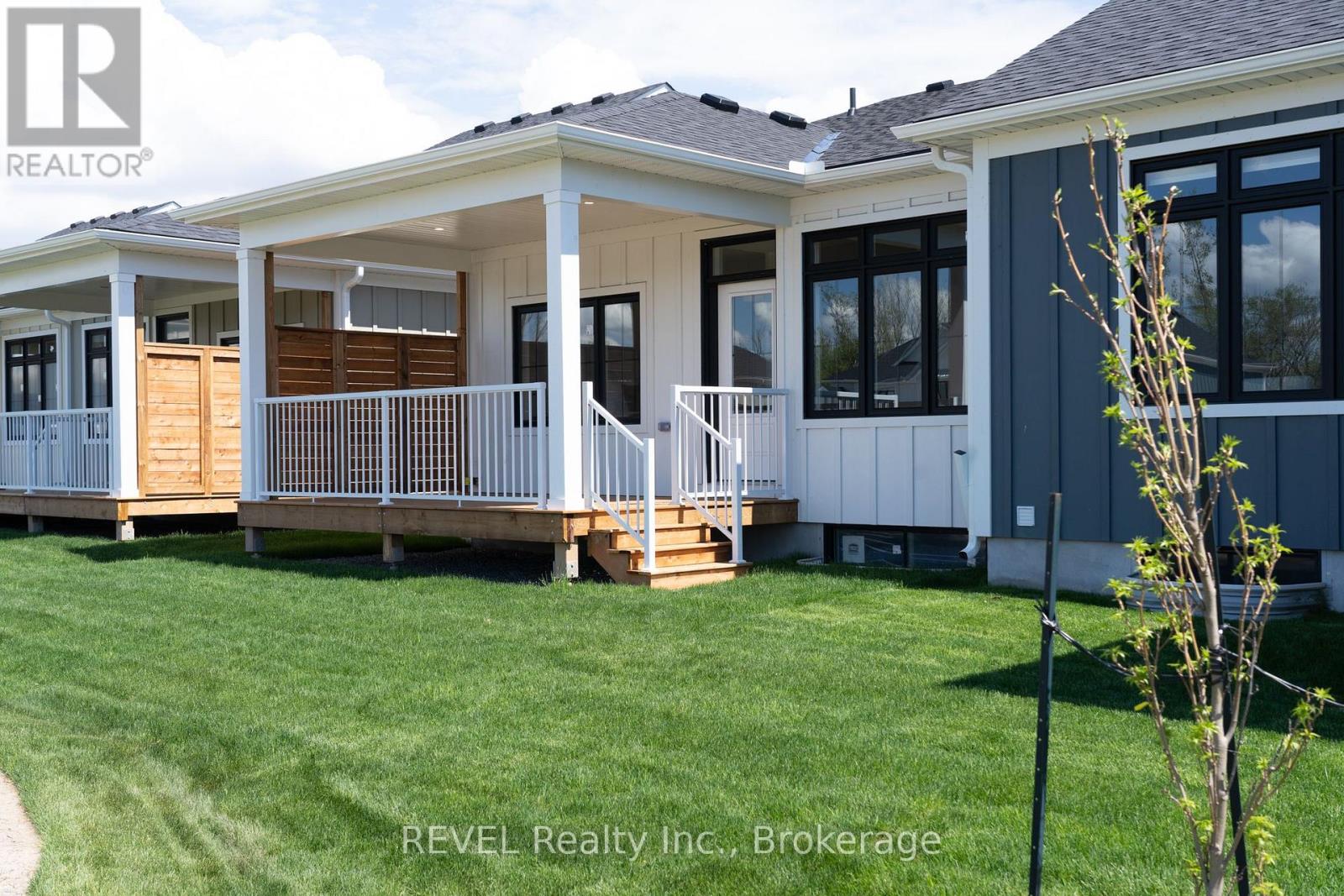 70e Seneca Drive, Fort Erie, Ontario  L2A 1C2 - Photo 2 - X12401661