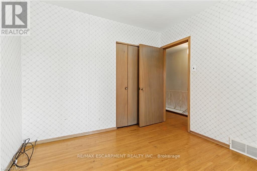 18 Jasper Drive, Hamilton (Stoney Creek), Ontario  L8G 2S7 - Photo 23 - X12401635