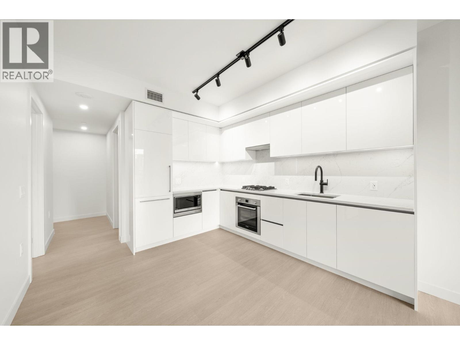 201 5987 WILSON AVENUE, Burnaby, British Columbia