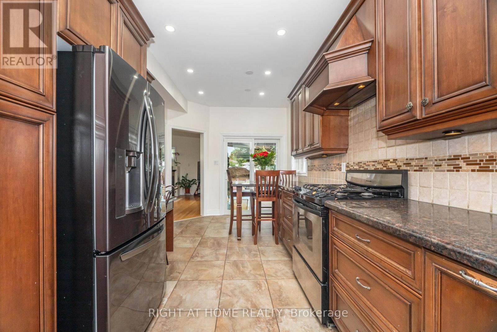 2 Melrose Gardens, Brampton (Snelgrove), Ontario  L7A 1J7 - Photo 10 - W12401704