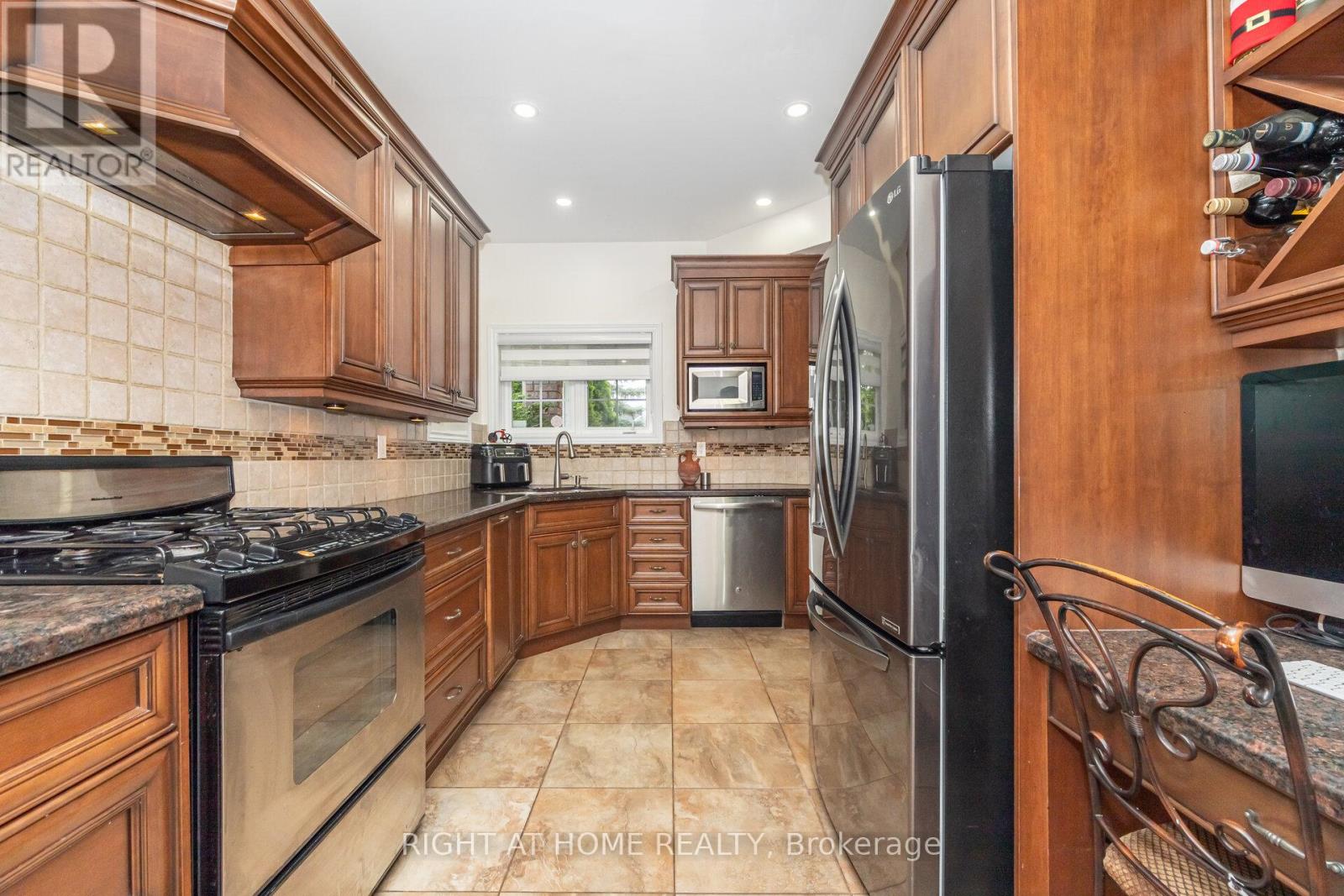 2 Melrose Gardens, Brampton (Snelgrove), Ontario  L7A 1J7 - Photo 12 - W12401704