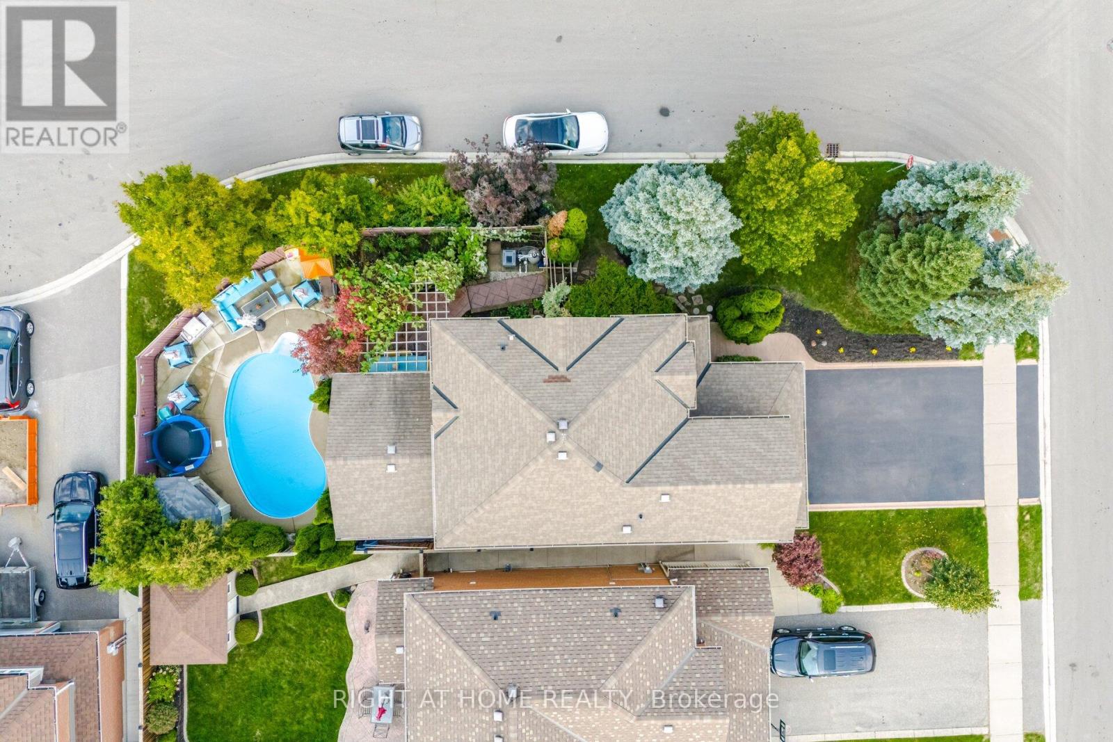 2 Melrose Gardens, Brampton (Snelgrove), Ontario  L7A 1J7 - Photo 4 - W12401704