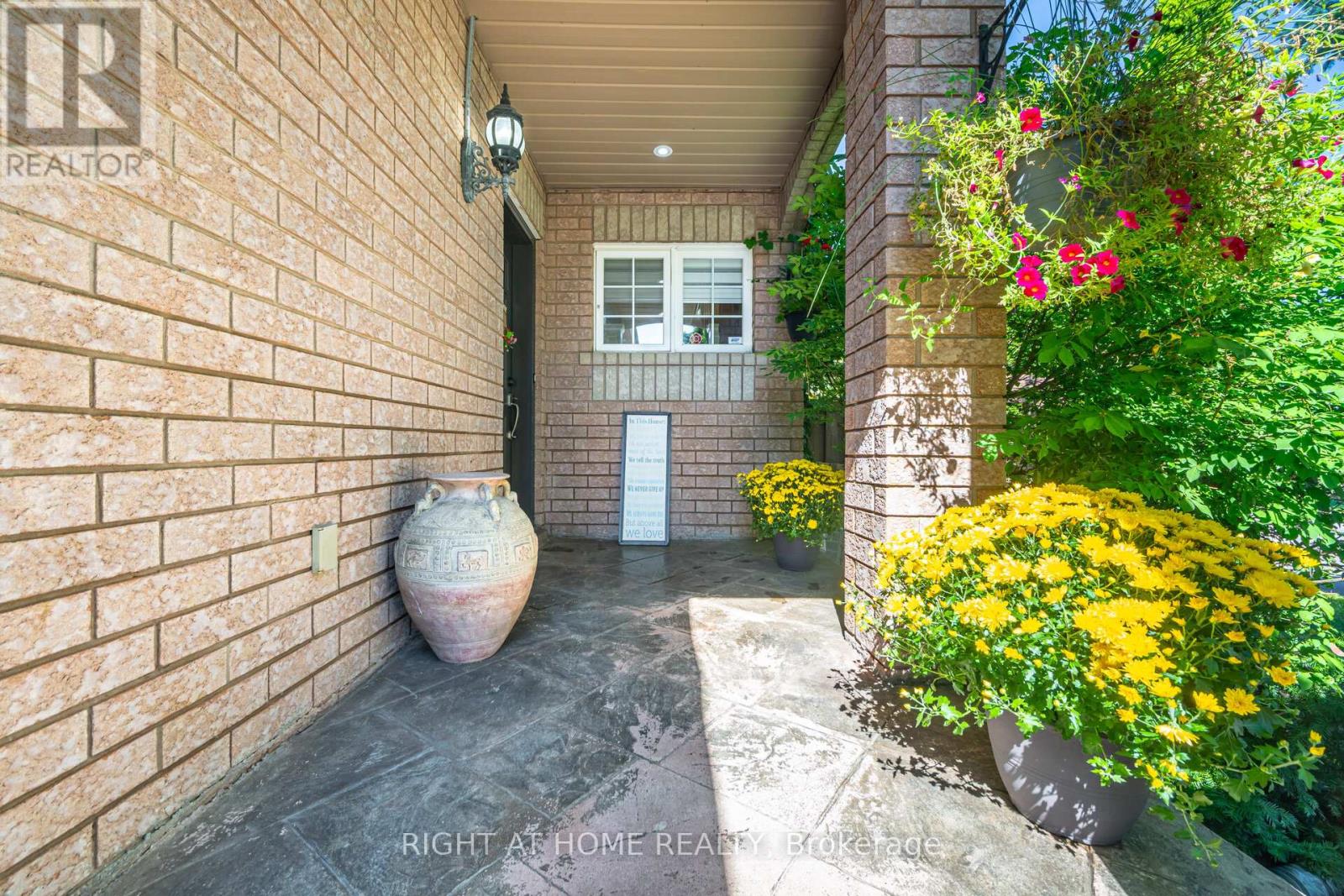 2 Melrose Gardens, Brampton (Snelgrove), Ontario  L7A 1J7 - Photo 6 - W12401704
