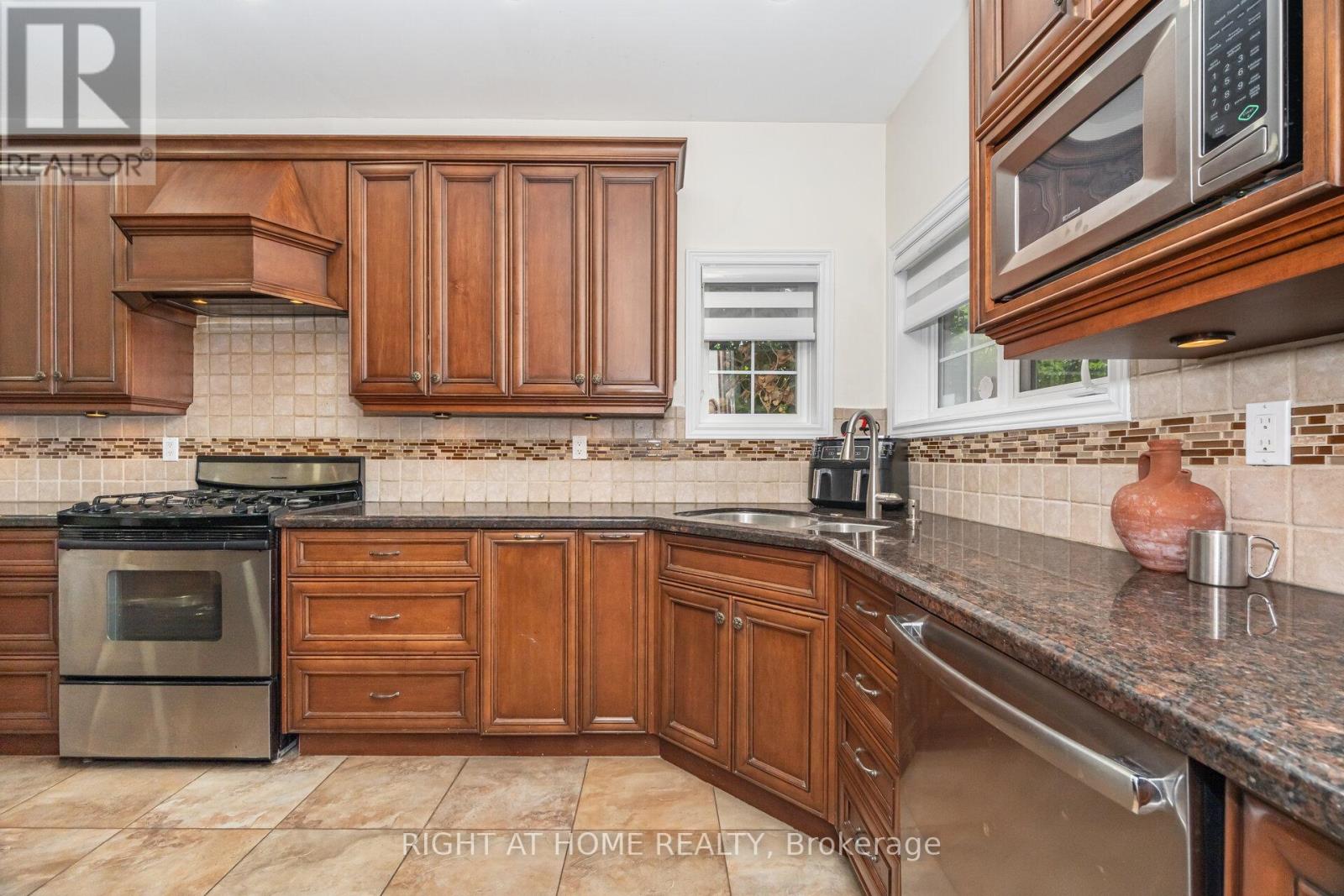 2 Melrose Gardens, Brampton (Snelgrove), Ontario  L7A 1J7 - Photo 9 - W12401704