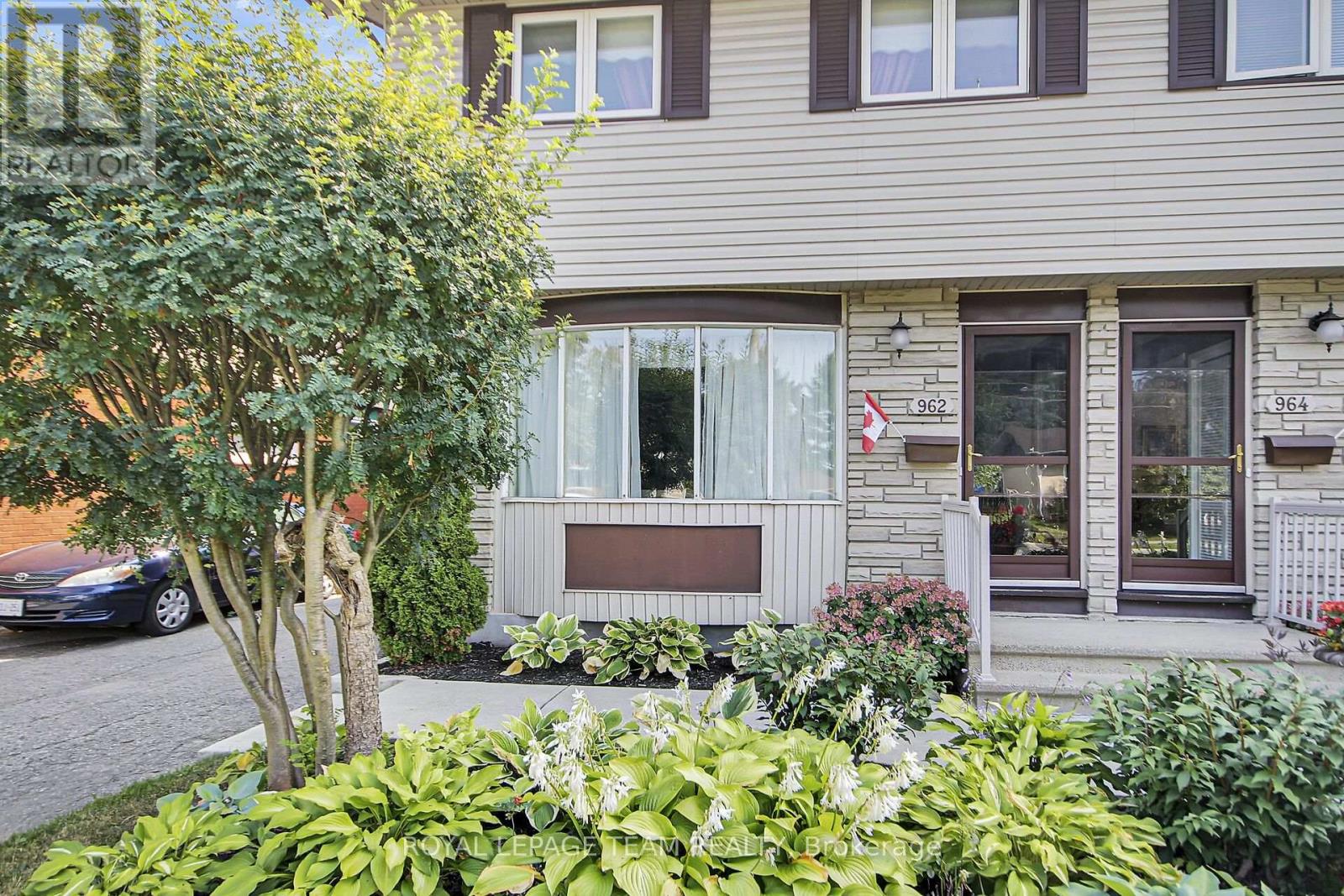 962 Dynes Road, Ottawa, Ontario  K2C 0G8 - Photo 2 - X12401714