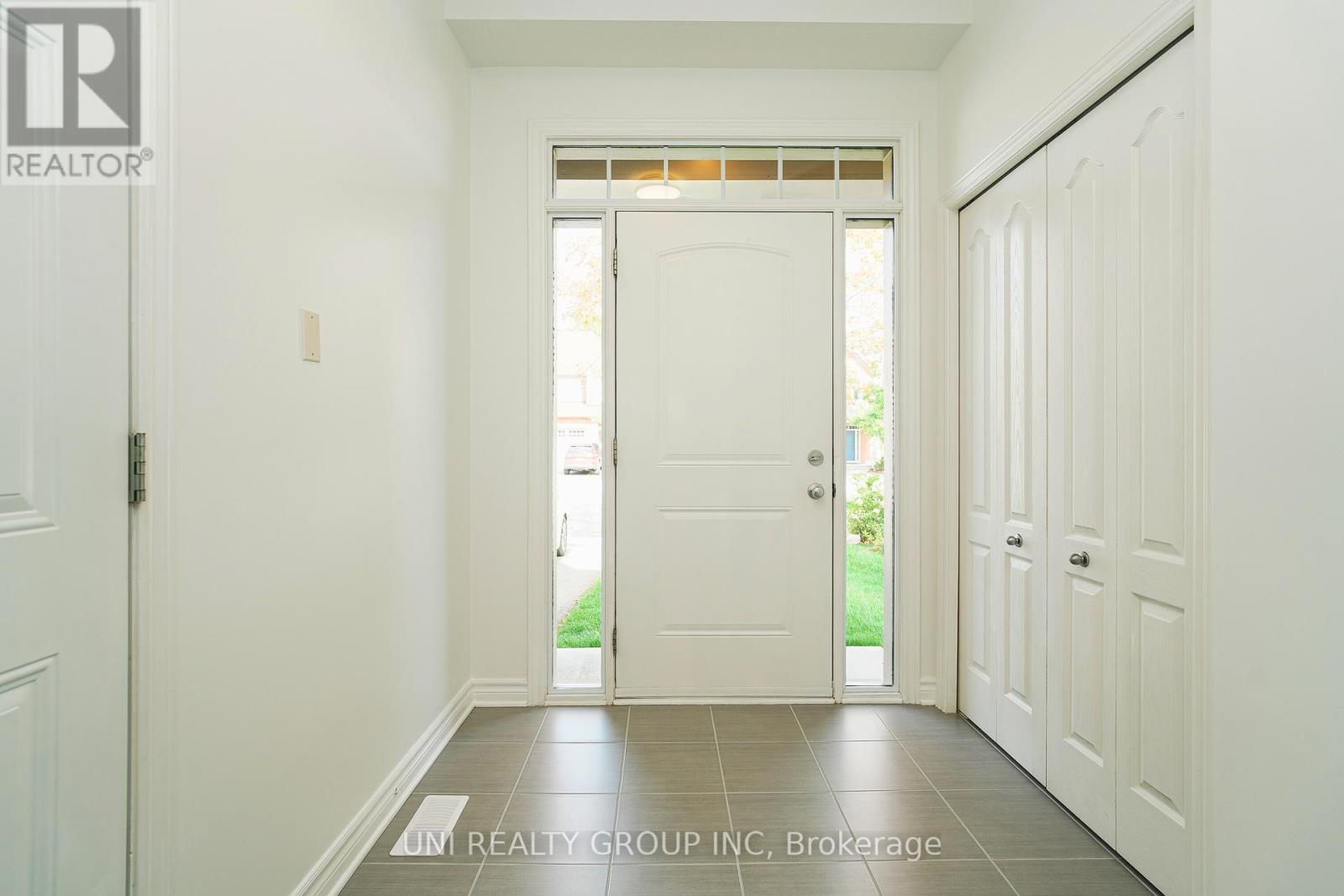 180 Highbury Park Drive, Ottawa, Ontario  K2J 5Y1 - Photo 5 - X12401715