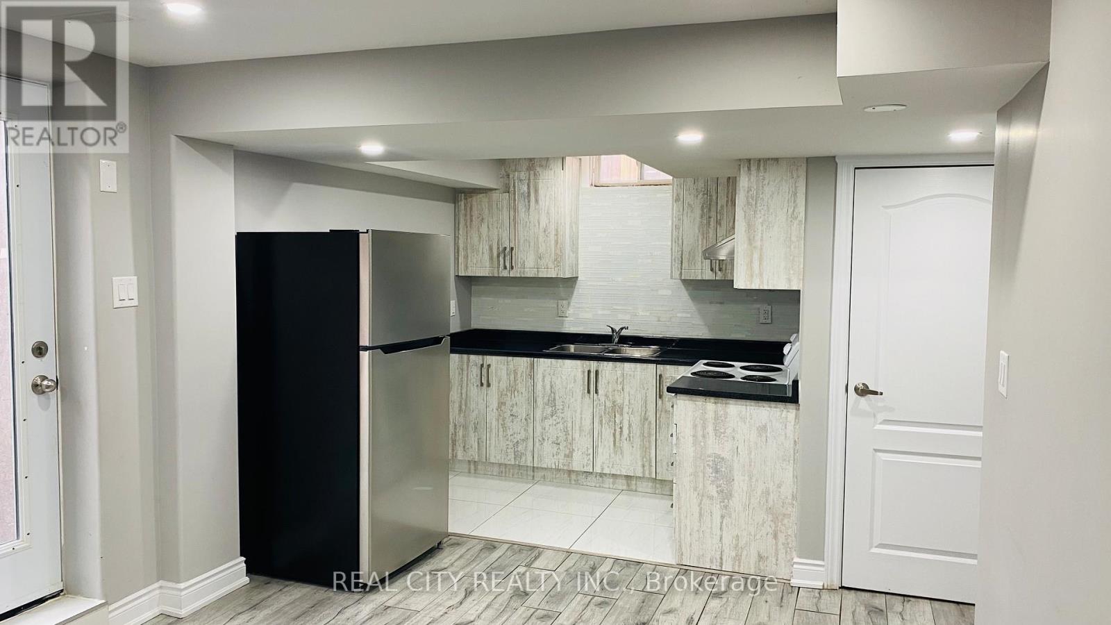 5953 Chorley Basement Place, Mississauga, Ontario L5M 5L8 - Photo 2 - W12401724