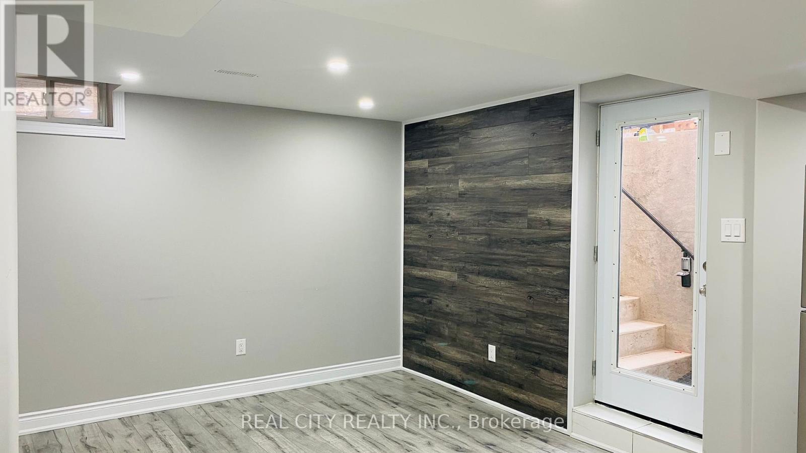 5953 Chorley Basement Place, Mississauga, Ontario L5M 5L8 - Photo 3 - W12401724