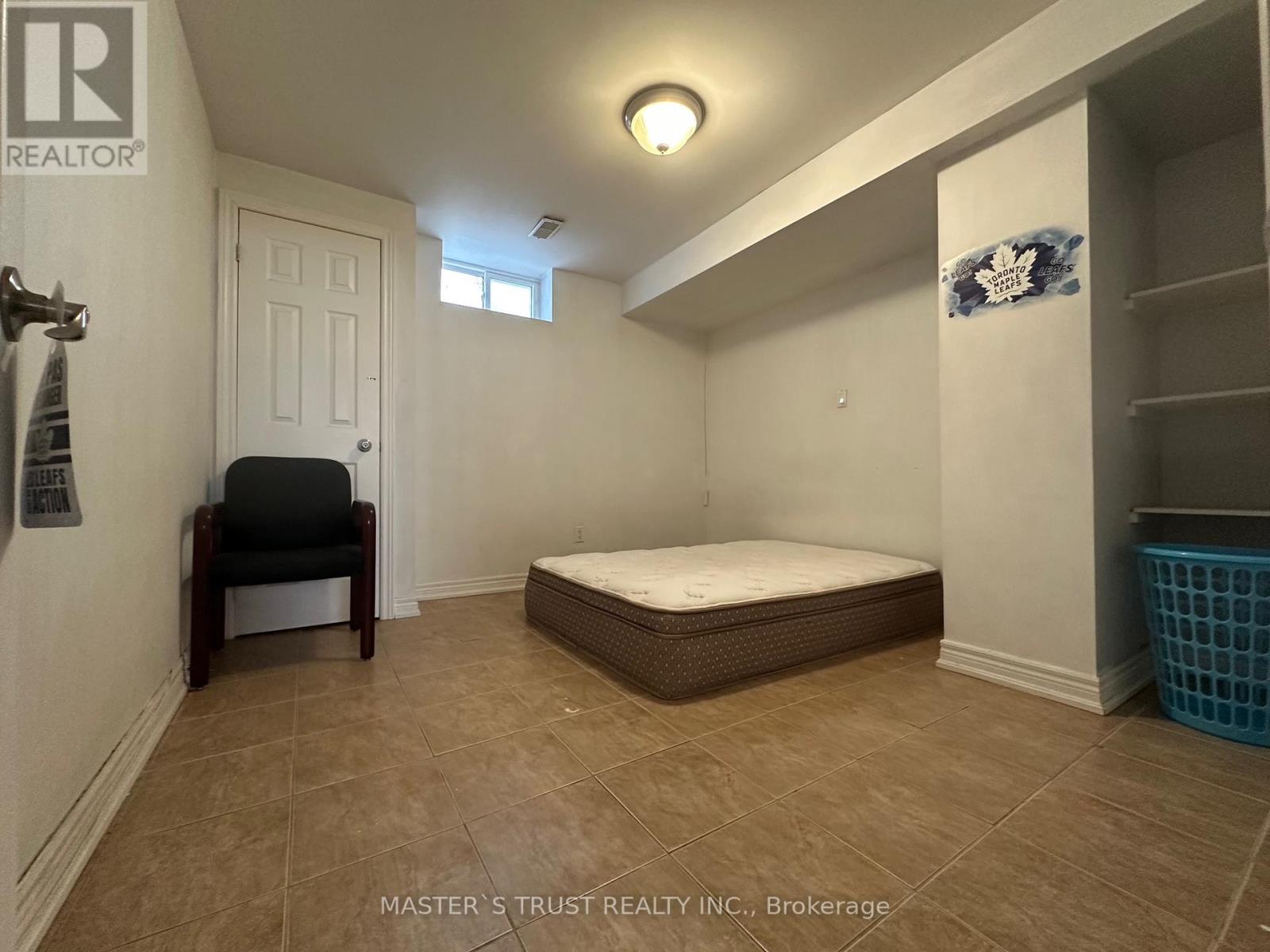 415 Marybay Crescent, Richmond Hill, Ontario  L4C 2X5 - Photo 4 - N12401773