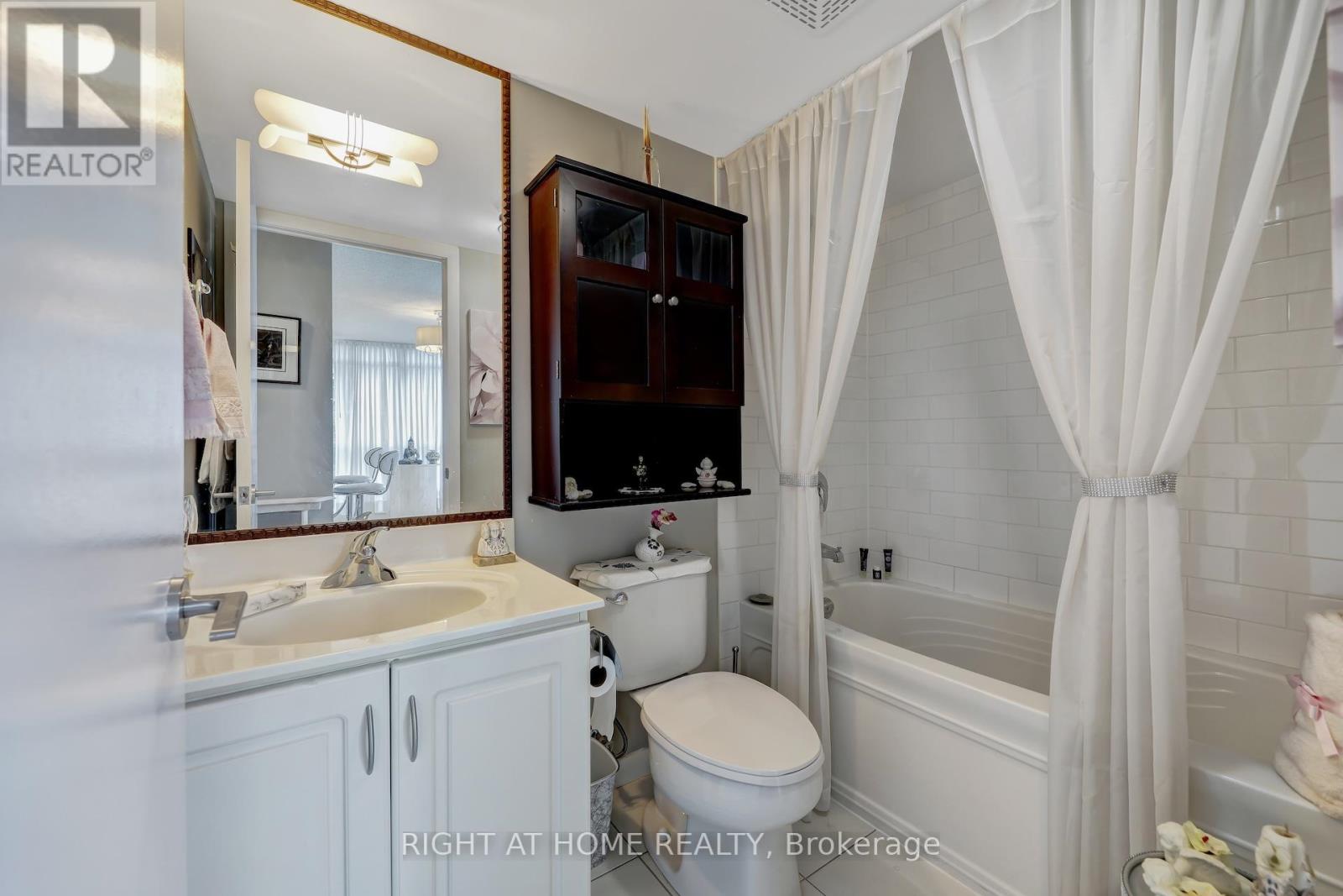 607 - 185 Legion Road N, Toronto, Ontario  M8Y 0A1 - Photo 25 - W12401808