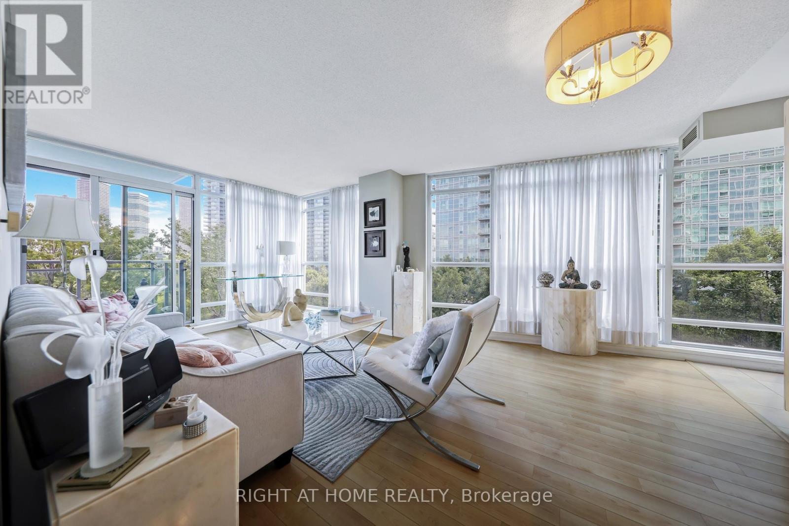 607 - 185 Legion Road N, Toronto, Ontario  M8Y 0A1 - Photo 4 - W12401808