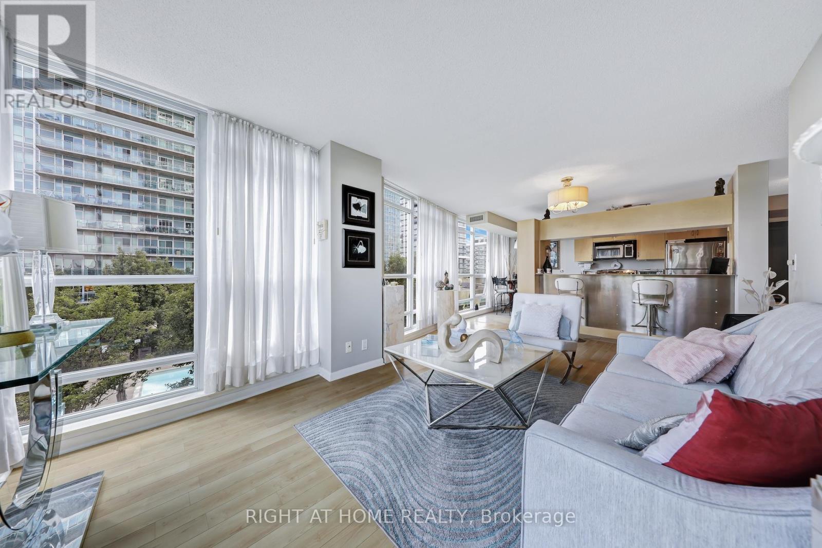 607 - 185 Legion Road N, Toronto, Ontario  M8Y 0A1 - Photo 7 - W12401808