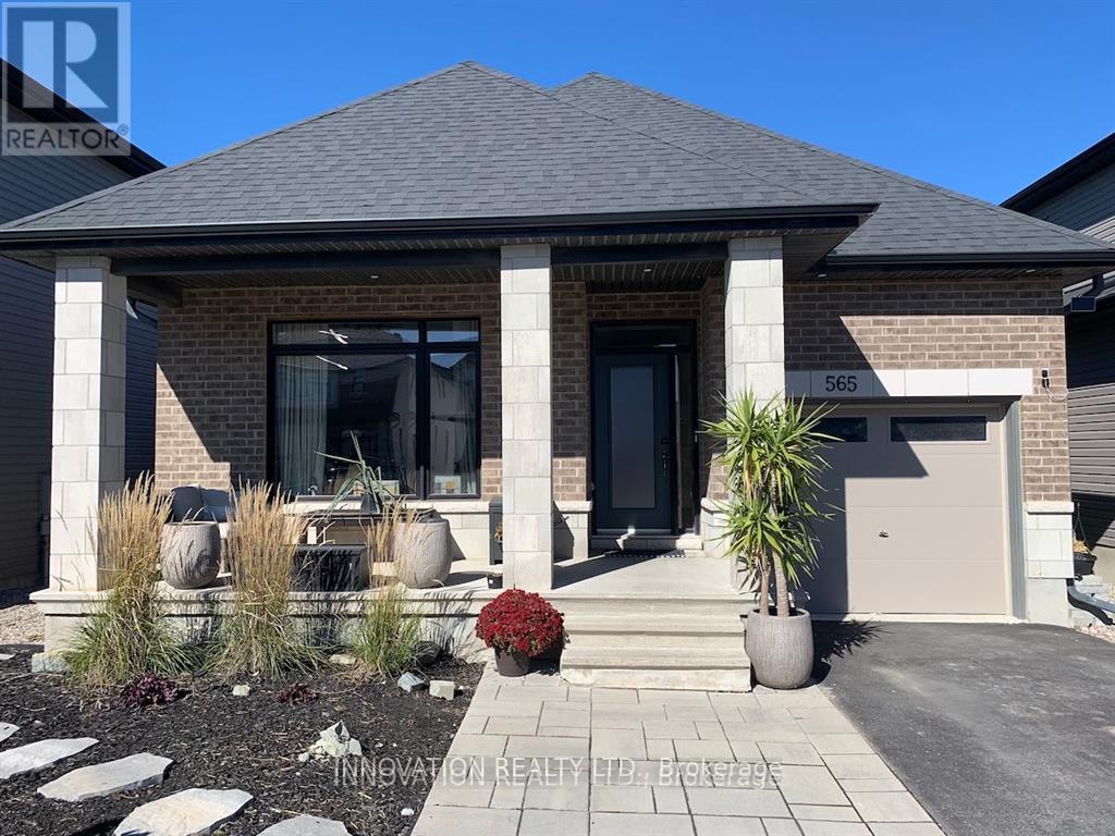 565 Bobolink Ridge, Ottawa, Ontario  K2S 2P4 - Photo 2 - X12401840