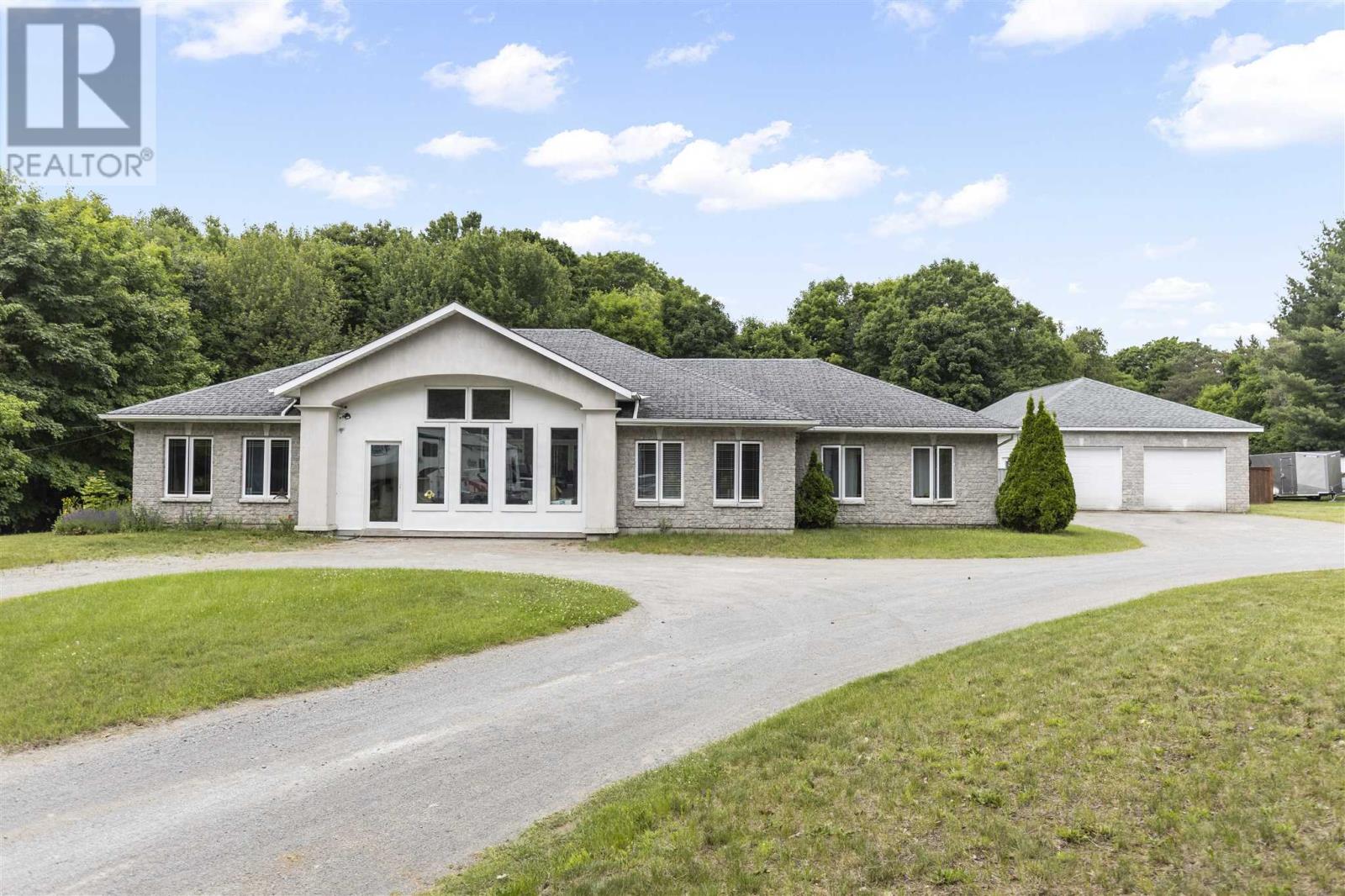587 Moss Rd, Sault Ste. Marie, Ontario  P6A 5K8 - Photo 1 - SM252607