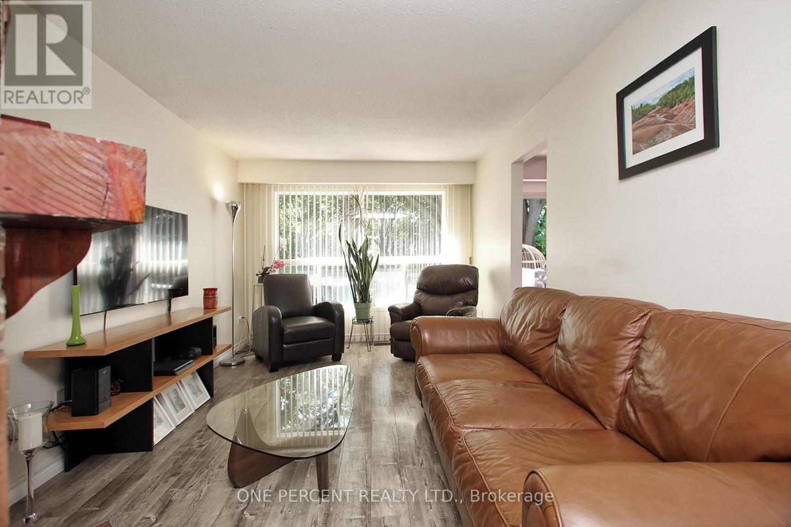 72 Malabar Crescent, Brampton, Ontario  L6S 3X8 - Photo 4 - W12401854