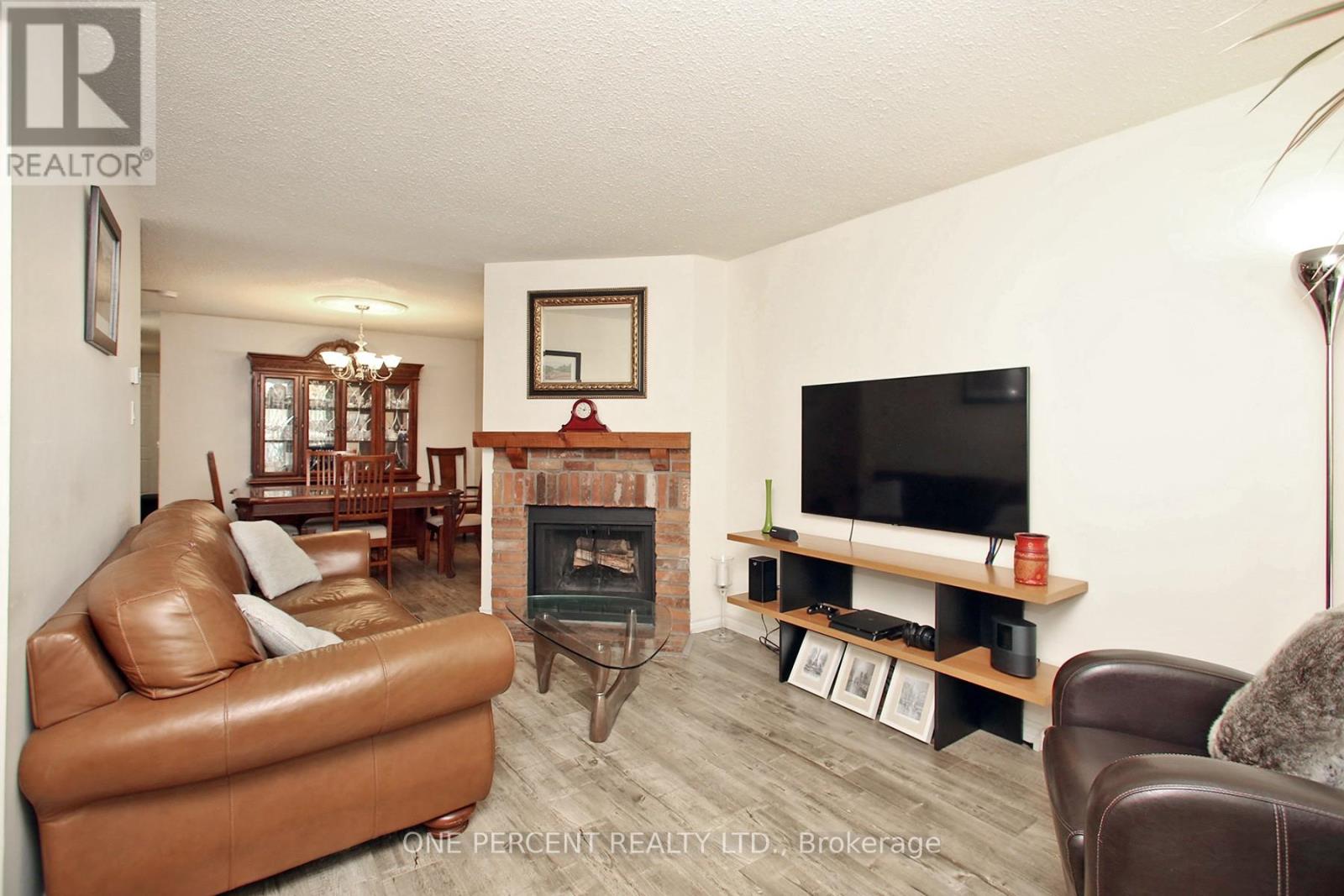 72 Malabar Crescent, Brampton, Ontario  L6S 3X8 - Photo 5 - W12401854