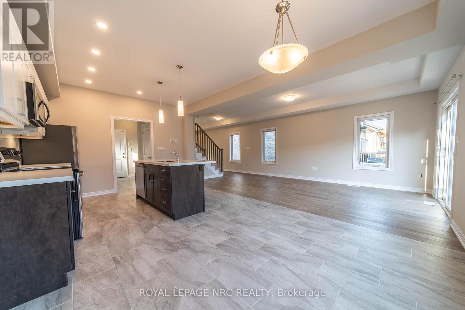 1217 Uppers Lane, Thorold, Ontario  L0S 1A0 - Photo 7 - X12401876