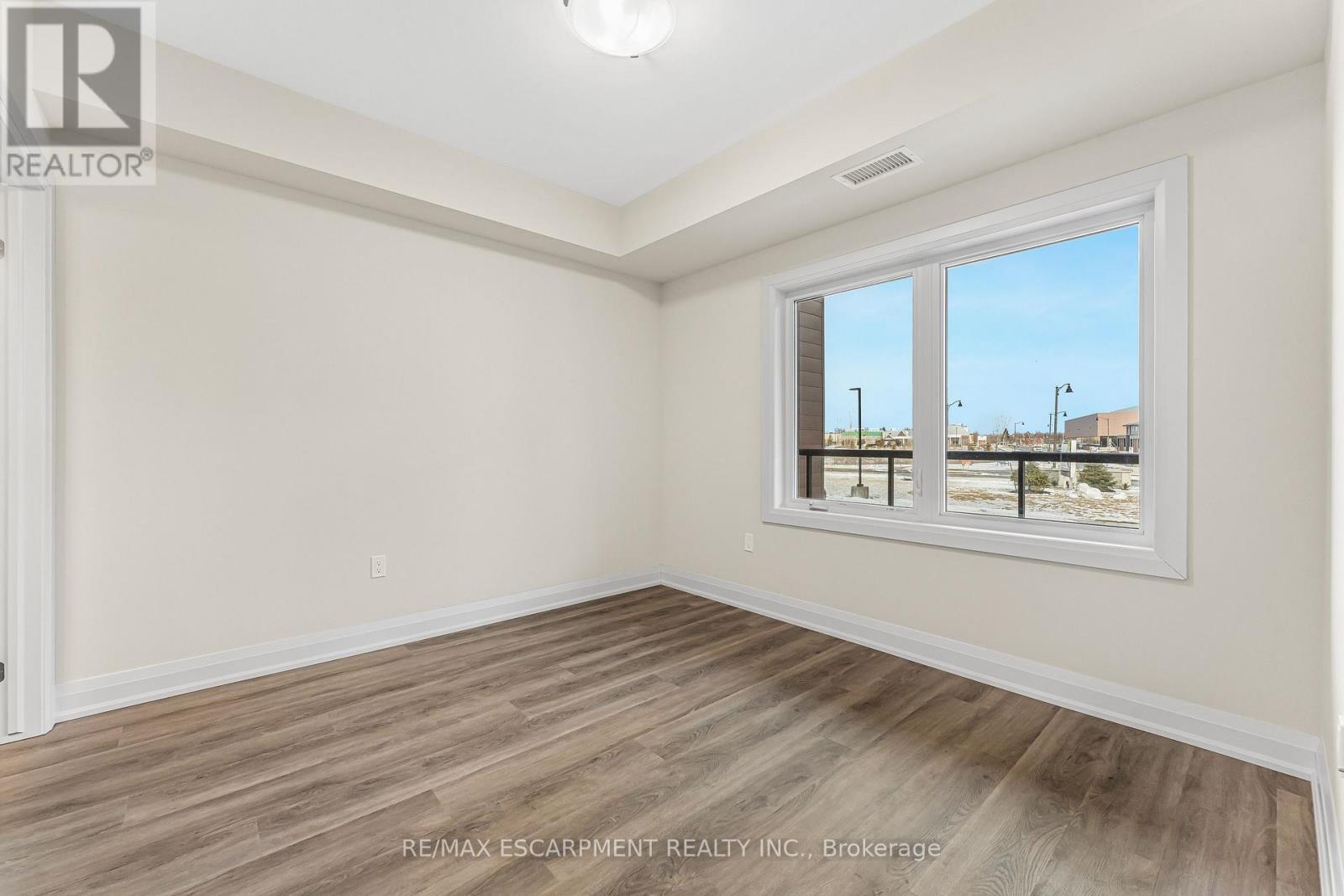114 - 118 Summersides Boulevard, Pelham, Ontario  L0E 1E1 - Photo 17 - X12363592