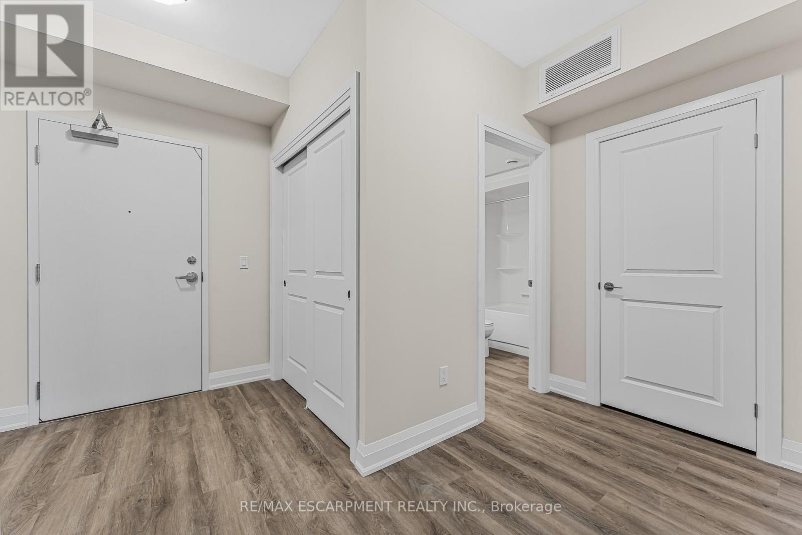 303 - 118 Summersides Boulevard, Pelham, Ontario  L0E 1E1 - Photo 5 - X12364103