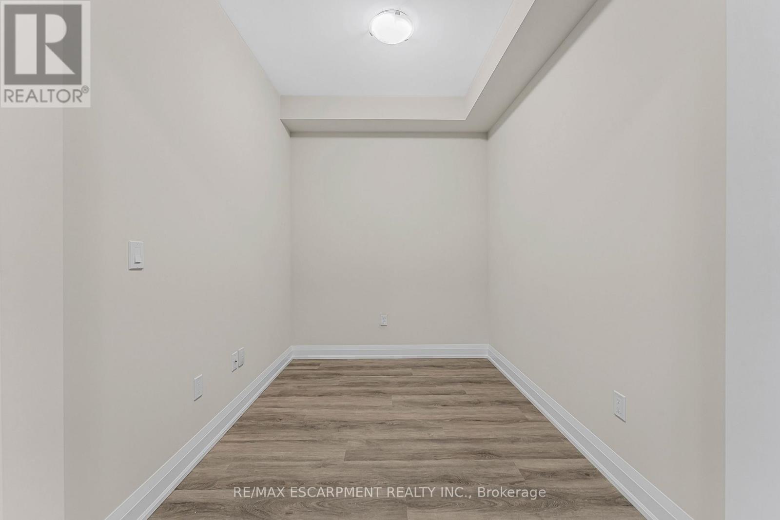 303 - 118 Summersides Boulevard, Pelham, Ontario  L0E 1E1 - Photo 3 - X12364103