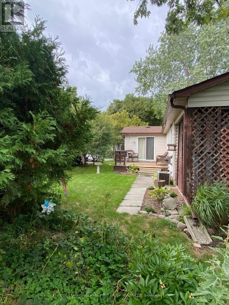 22 Briarwood Place, Innisfil, Ontario  L0L 1L0 - Photo 5 - N12401907