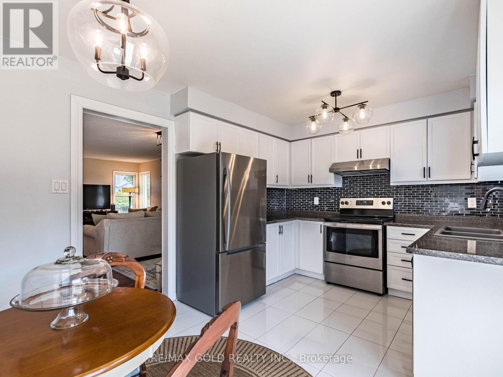 98 Springview Drive, Brampton, Ontario  L6X 4L1 - Photo 12 - W12401885