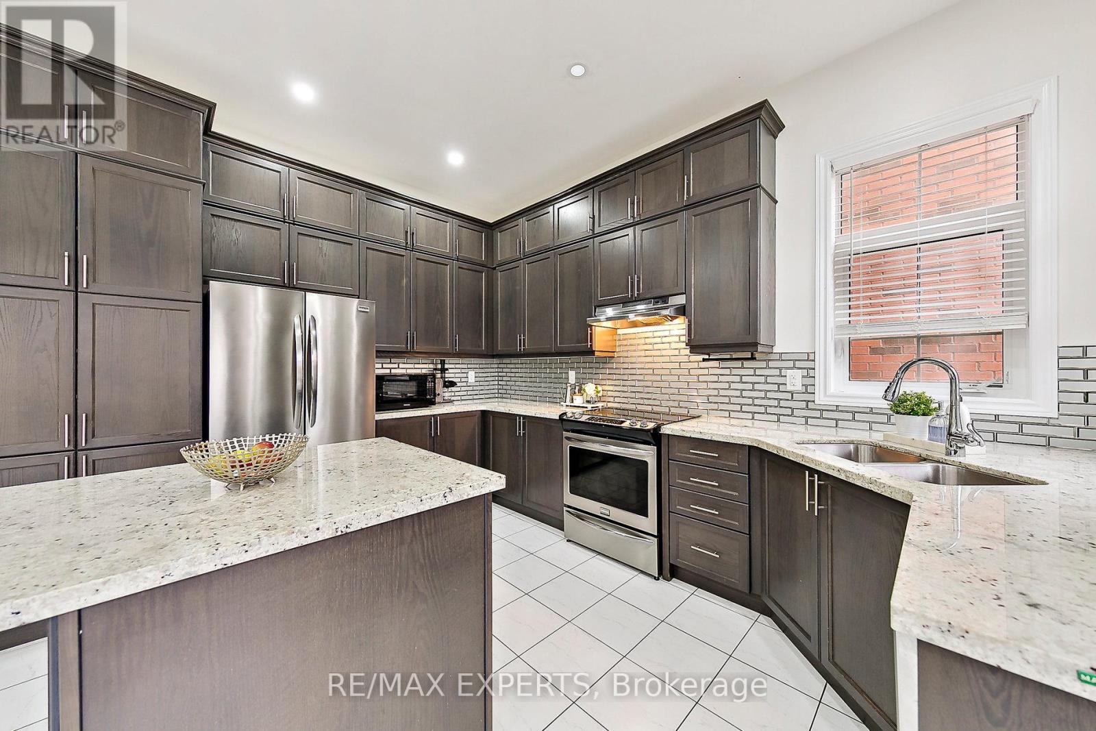 17 Monarch Drive, Halton Hills (Georgetown), Ontario  L7G 0H9 - Photo 17 - W12401896