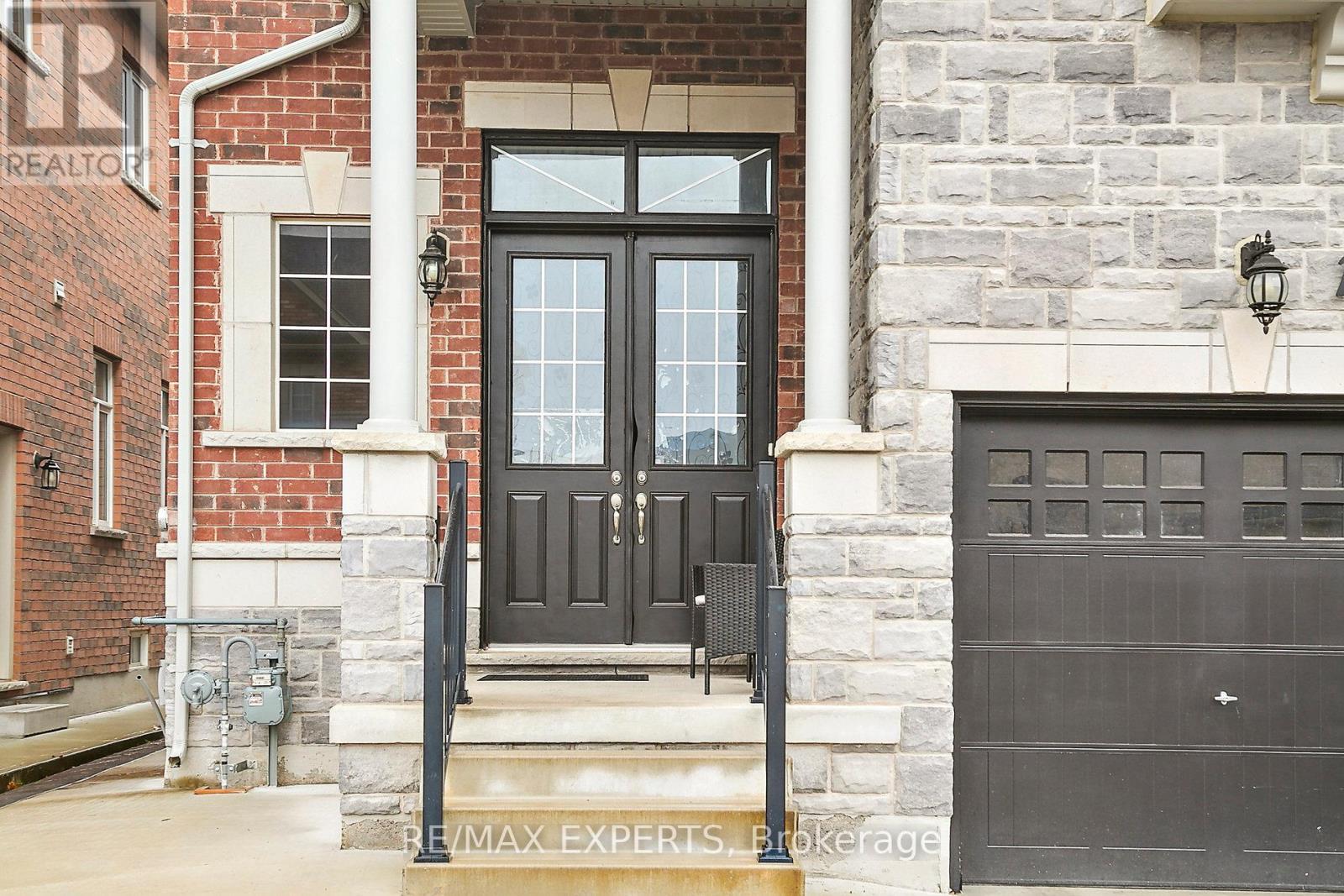 17 Monarch Drive, Halton Hills (Georgetown), Ontario  L7G 0H9 - Photo 2 - W12401896