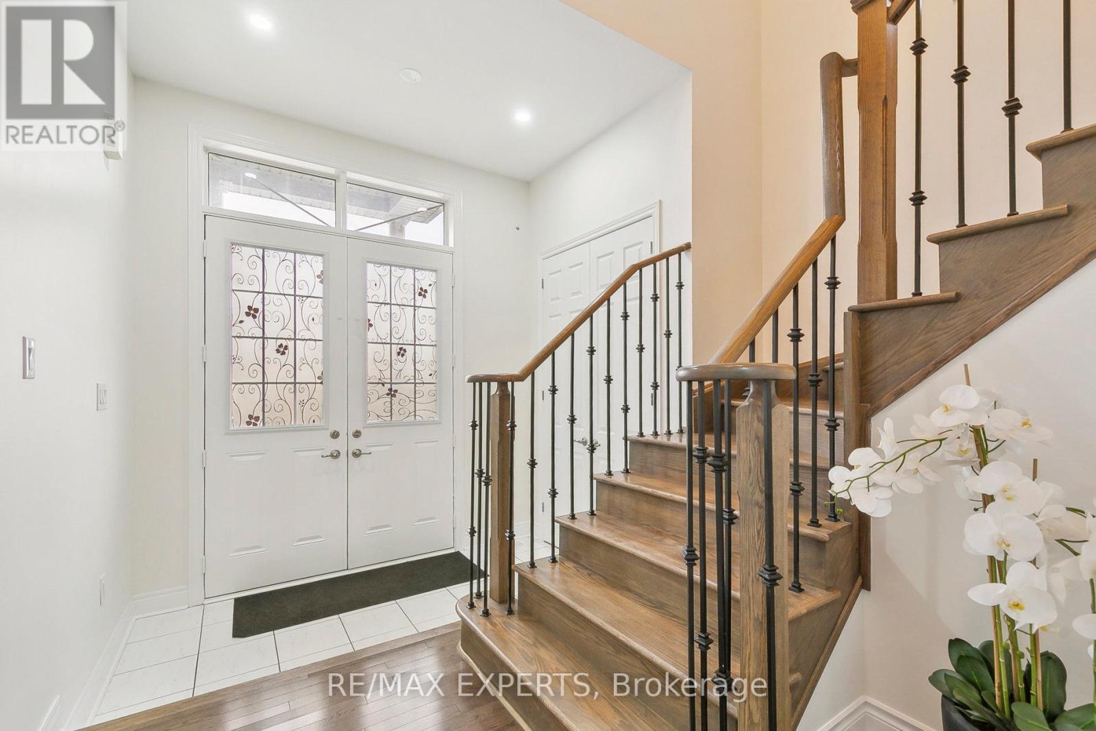 17 Monarch Drive, Halton Hills (Georgetown), Ontario  L7G 0H9 - Photo 4 - W12401896