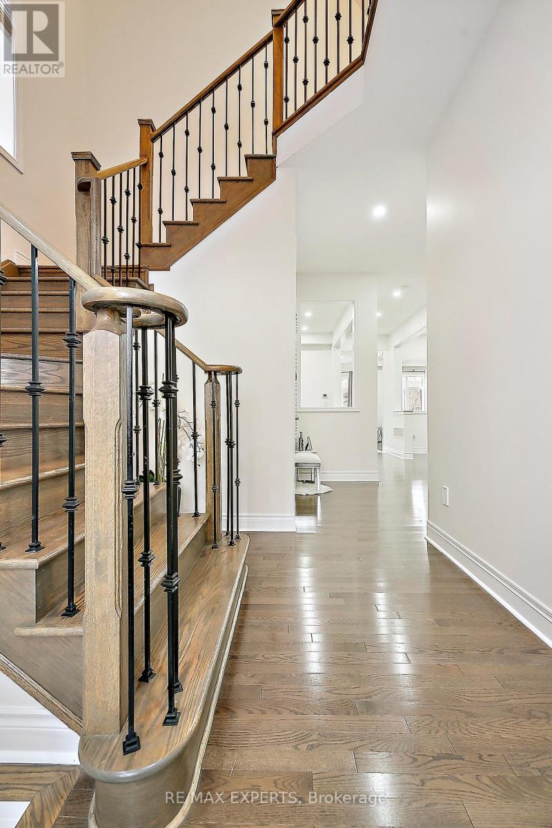 17 Monarch Drive, Halton Hills (Georgetown), Ontario  L7G 0H9 - Photo 5 - W12401896