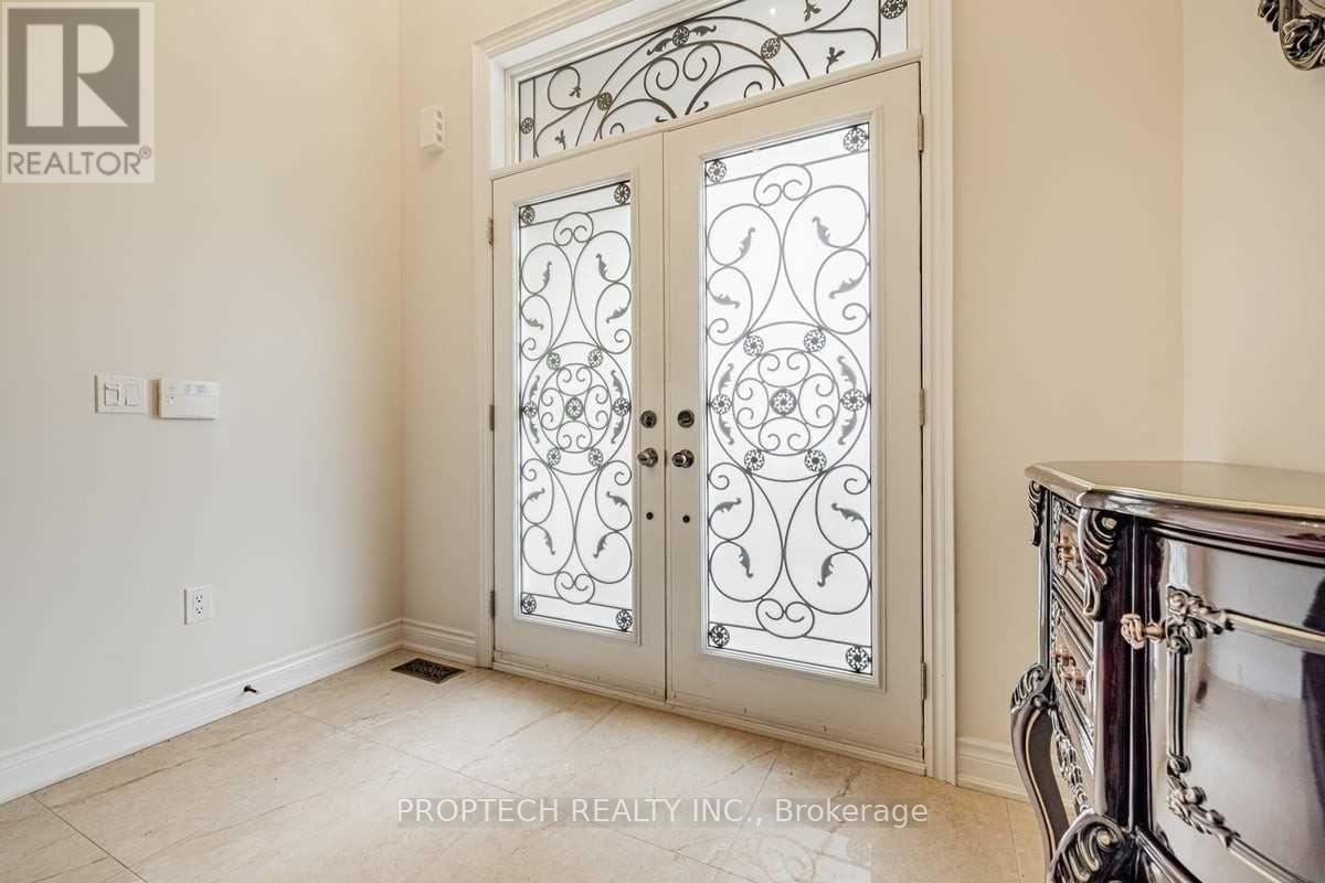 65 Magdalan Crescent, Richmond Hill, Ontario  L4E 0N5 - Photo 2 - N12401948