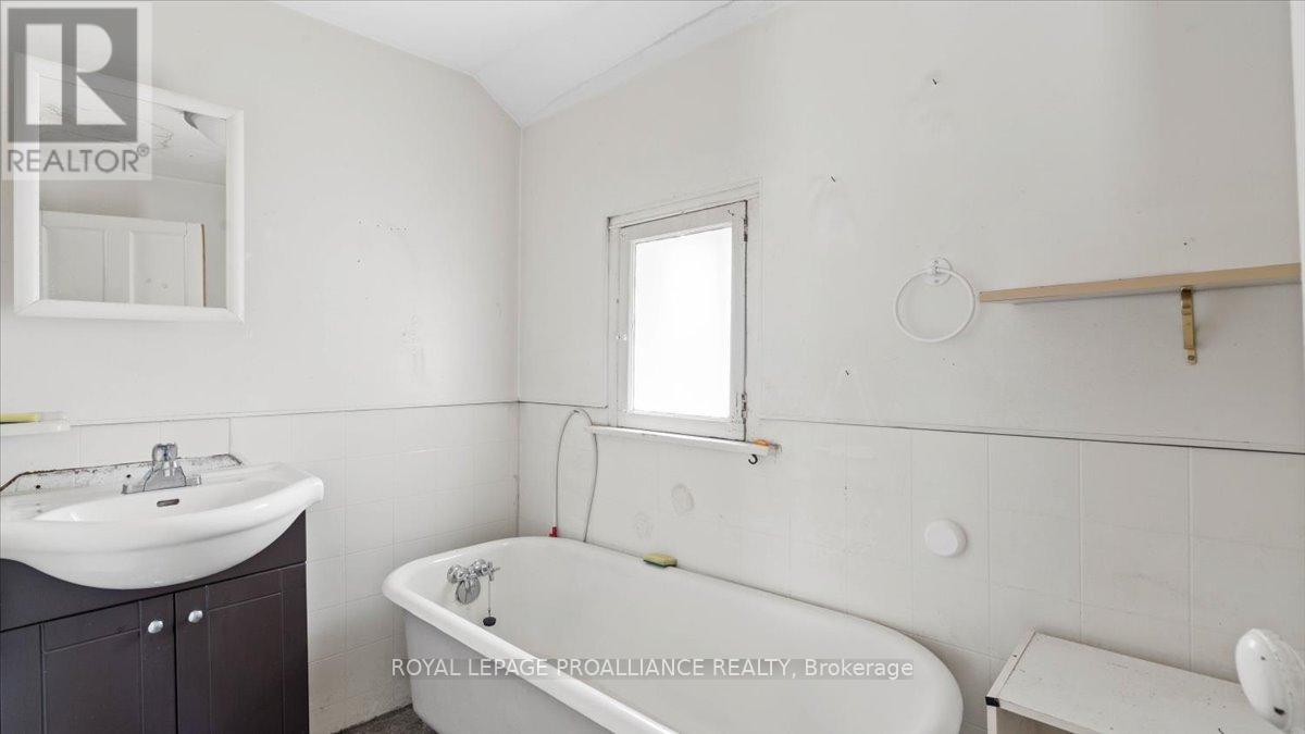 51 1/2 North Front Street, Belleville, Ontario  K8P 3B2 - Photo 11 - X12402016