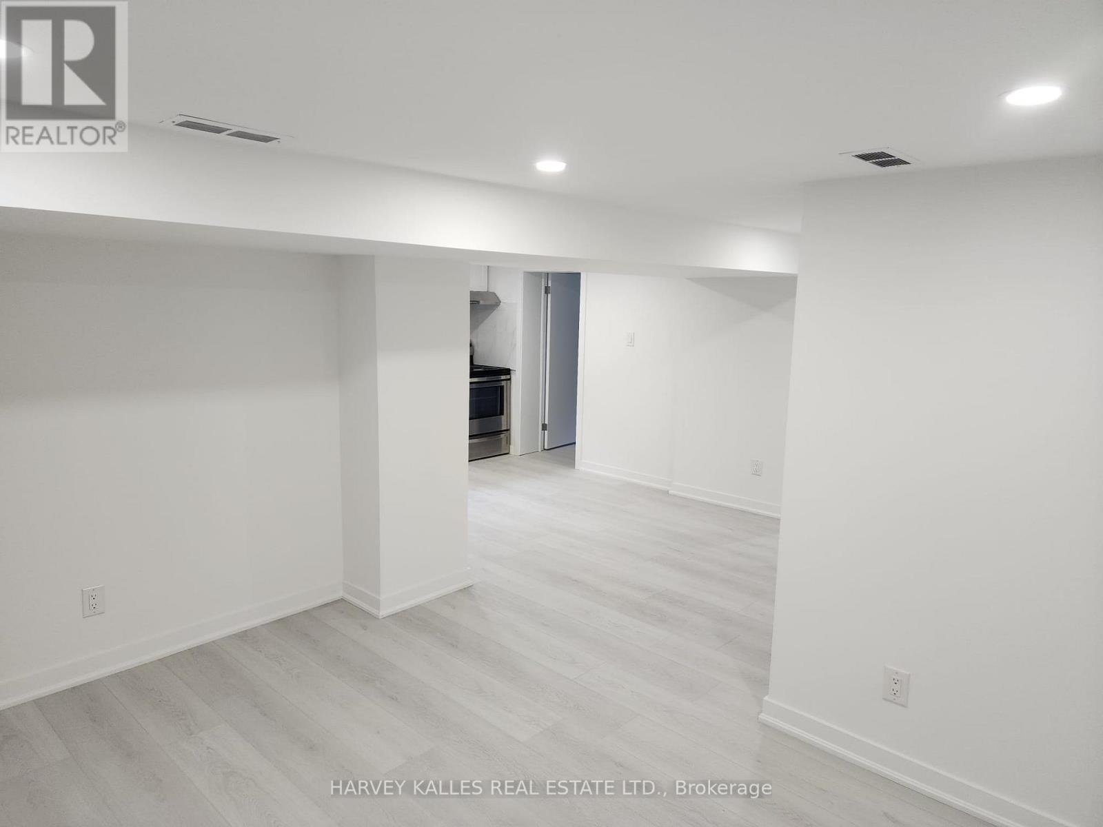 Lower - 31 Fairlin Drive, Toronto, Ontario  M9B 4J1 - Photo 5 - W12401968