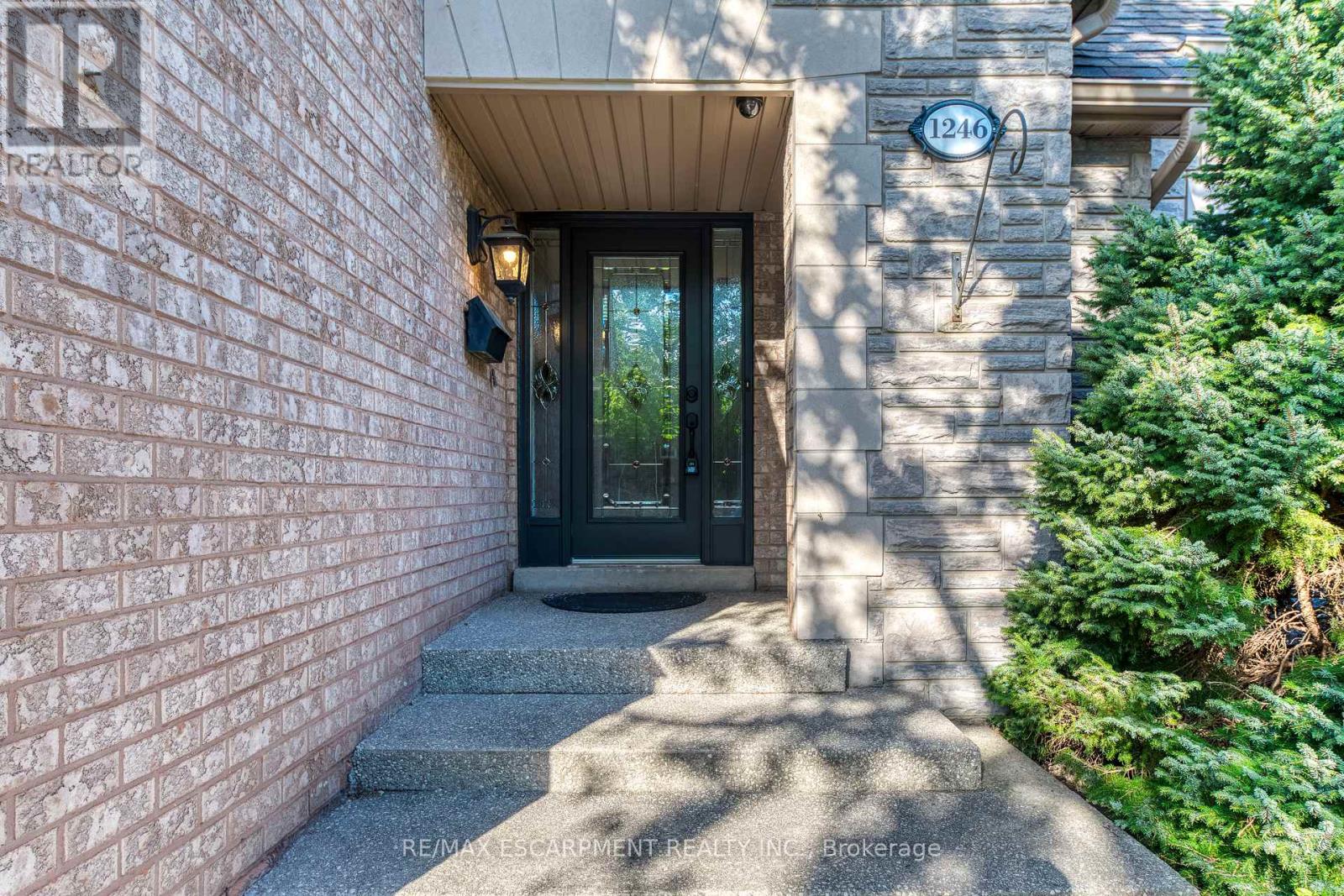 1246 Saddler Circle, Oakville, Ontario  L6M 2X5 - Photo 3 - W12401977