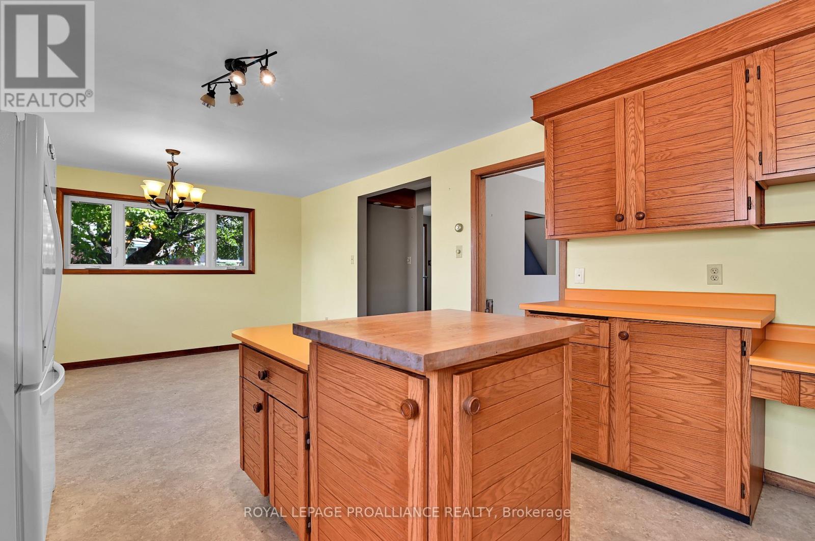 14 Davison Avenue, Brockville, Ontario  K6V 3C2 - Photo 7 - X12393160