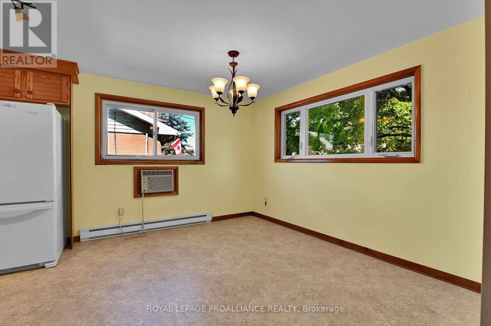 14 Davison Avenue, Brockville, Ontario  K6V 3C2 - Photo 4 - X12393160