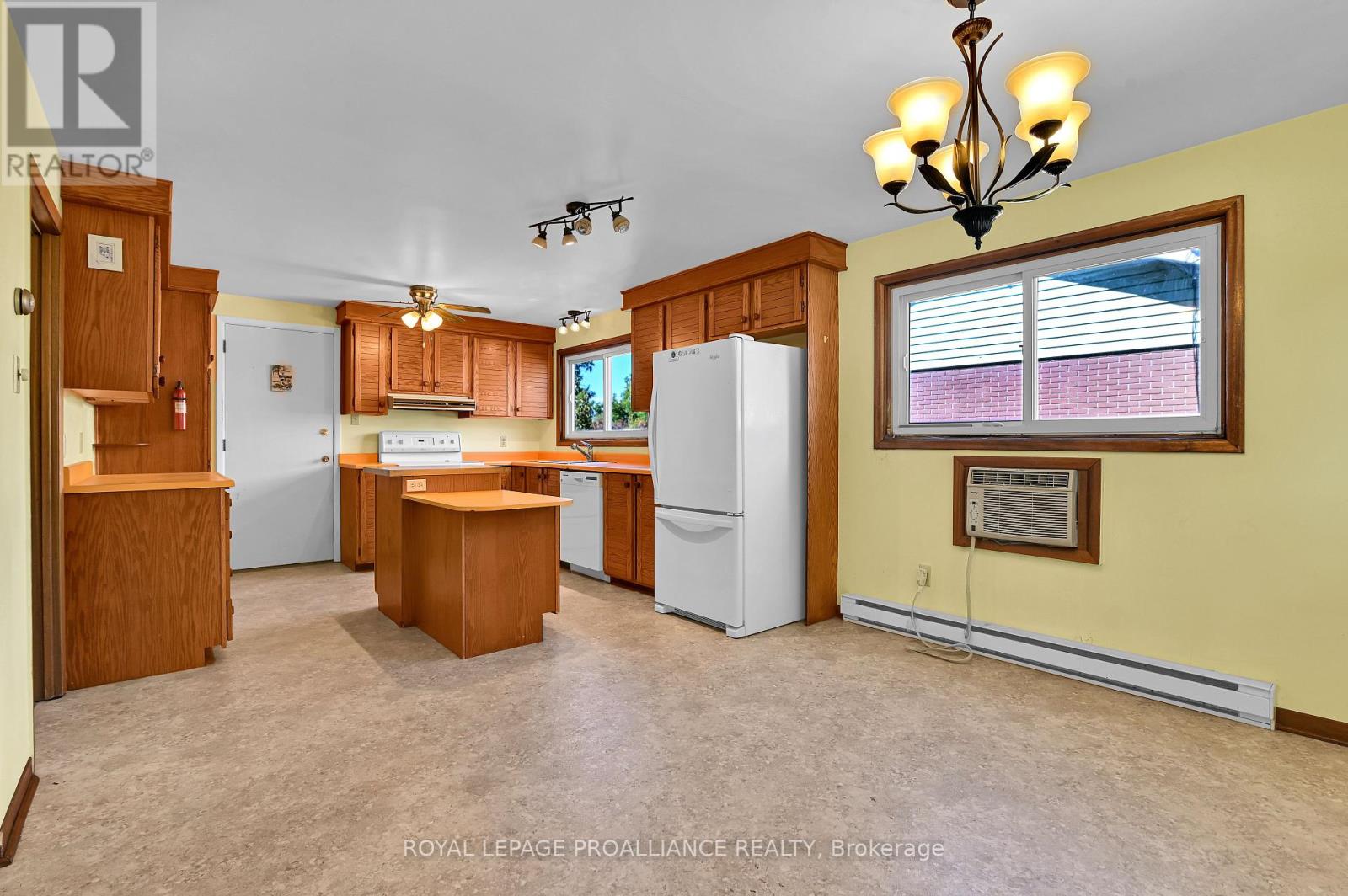 14 Davison Avenue, Brockville, Ontario  K6V 3C2 - Photo 5 - X12393160
