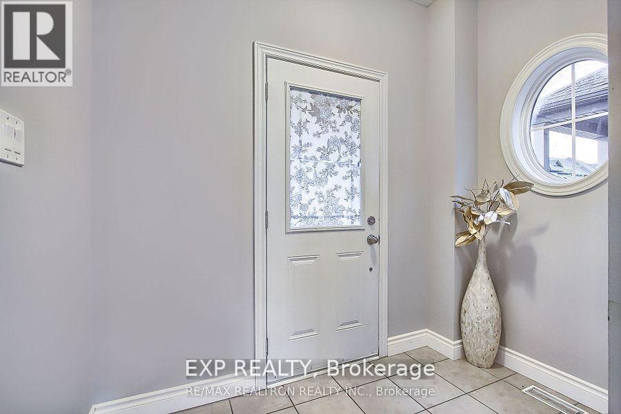 41 Deneb Street, Barrie, Ontario  L4M 0K6 - Photo 2 - S12395824