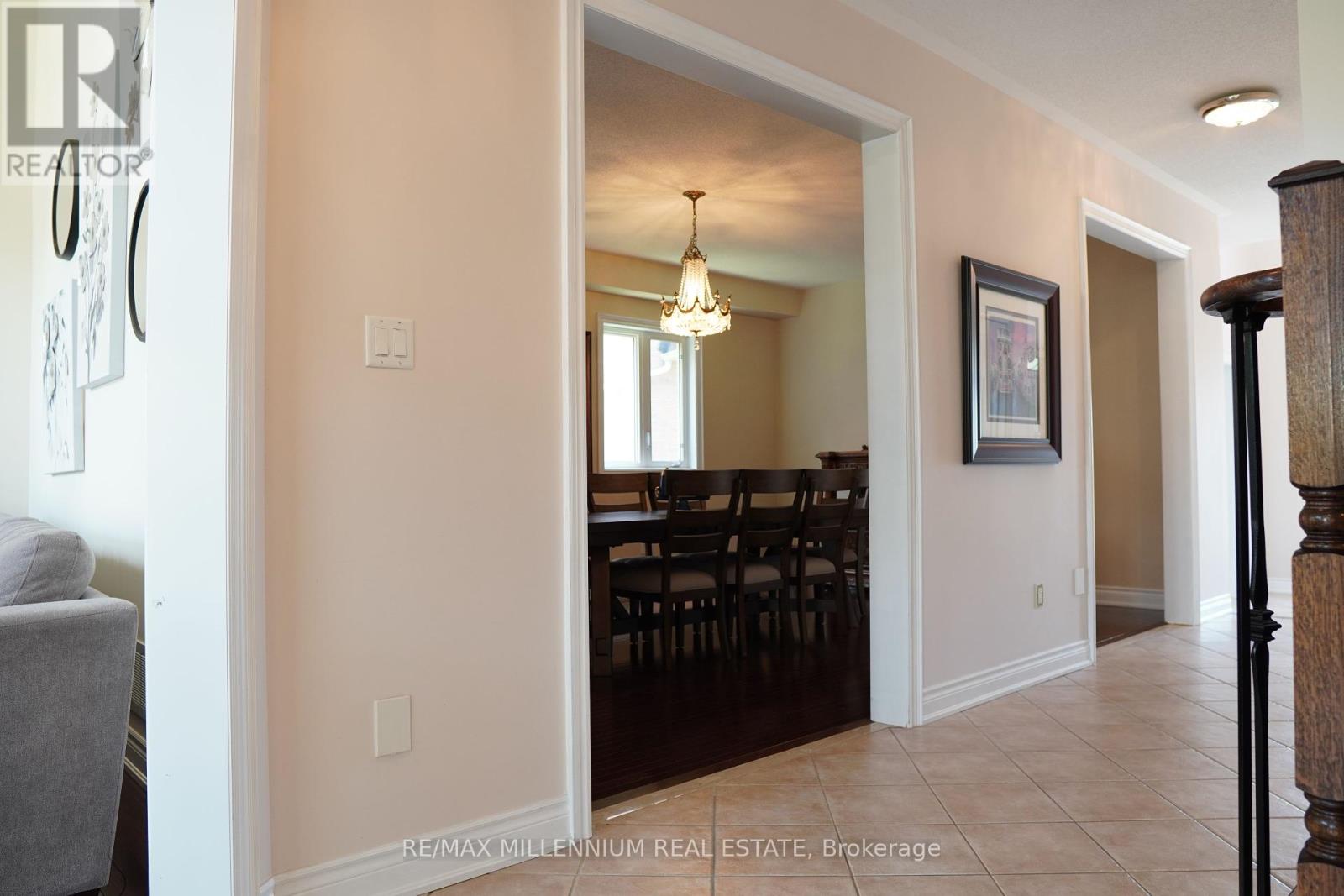40 Rampart Drive, Brampton (Vales Of Castlemore North), Ontario  L6P 2Z1 - Photo 8 - W12402021