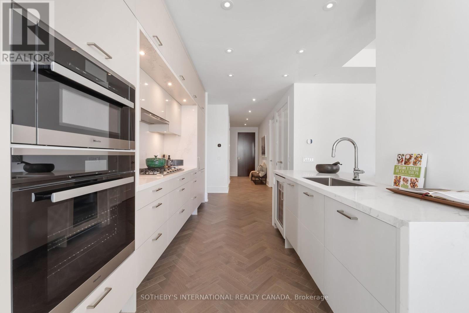 1105 - 455 Wellington Street W, Toronto, Ontario  M5V 0V8 - Photo 5 - C12402059