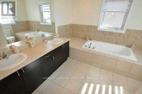 109 Herefordshire Crescent, East Gwillimbury, Ontario  L9N 0B6 - Photo 3 - N12402028