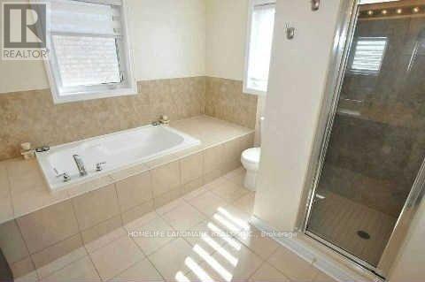 109 Herefordshire Crescent, East Gwillimbury, Ontario  L9N 0B6 - Photo 4 - N12402028
